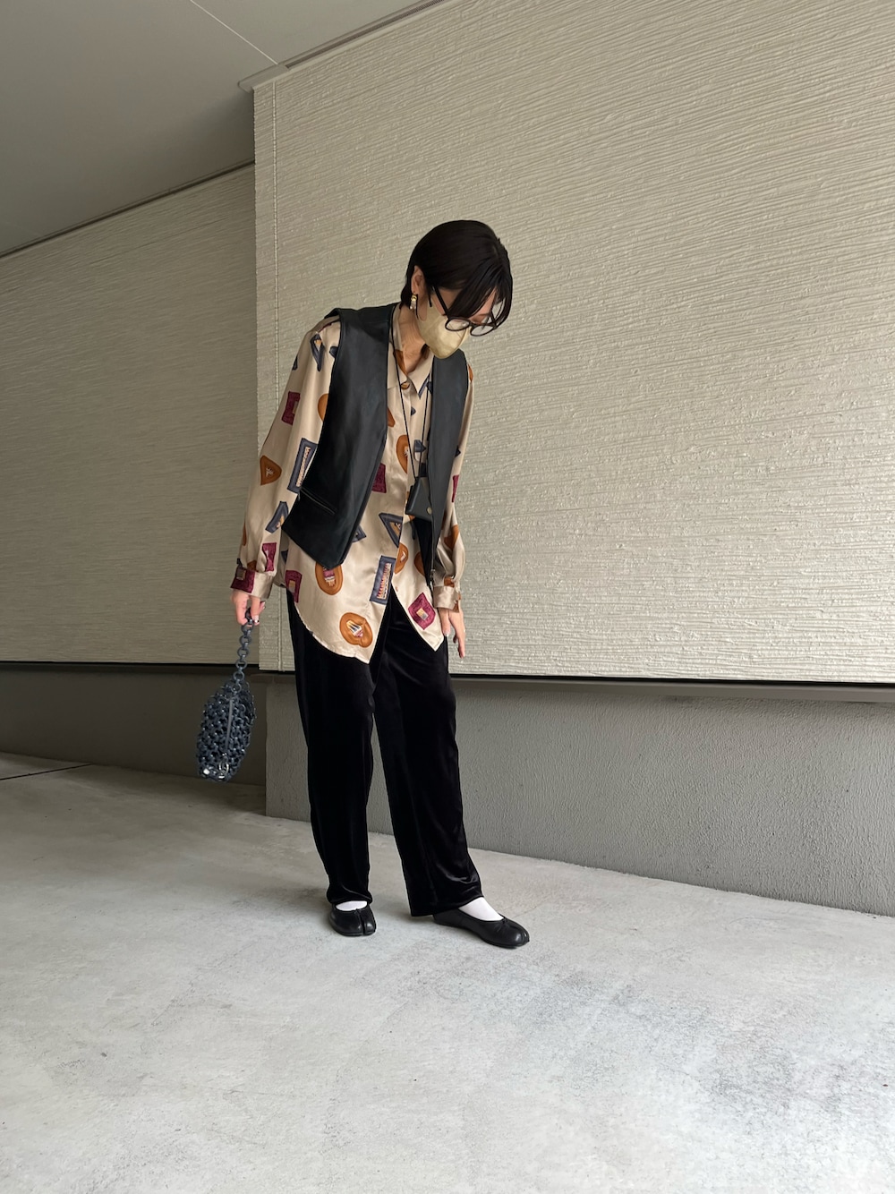 「柄シャツ、サテンシャツ、ベロアパンツ、レザーベスト、レザージャケット、メゾンマルジェラ、足袋バレエ、古着コーデ、古着、ベスト×シャツ、ベスト、秋コーデ、秋ルック紹介するよ、秋服準備はじめました、トレンドコーデ」｜「xtcのアイテム（その他パンツ、ブラック系）」を使った、おきゅさん（レディース・167cm）の秋コーディネートの1枚目の写真