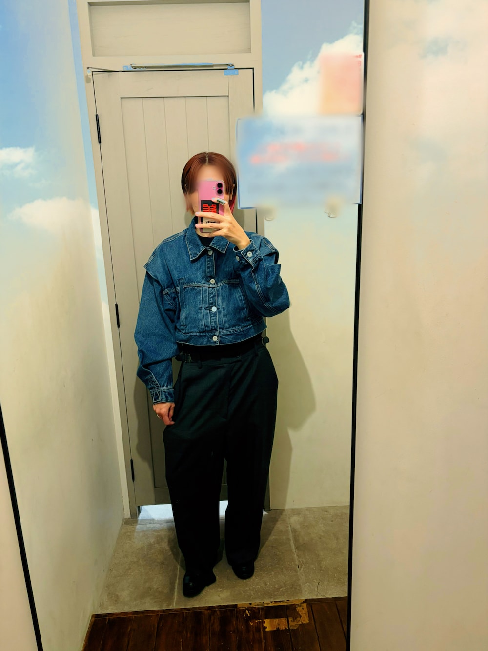 ブラック系のローファー、グレー系のパンツ、ブルー系のジャケット/アウターを着用したレディースの秋コーディネートの1枚目の写真