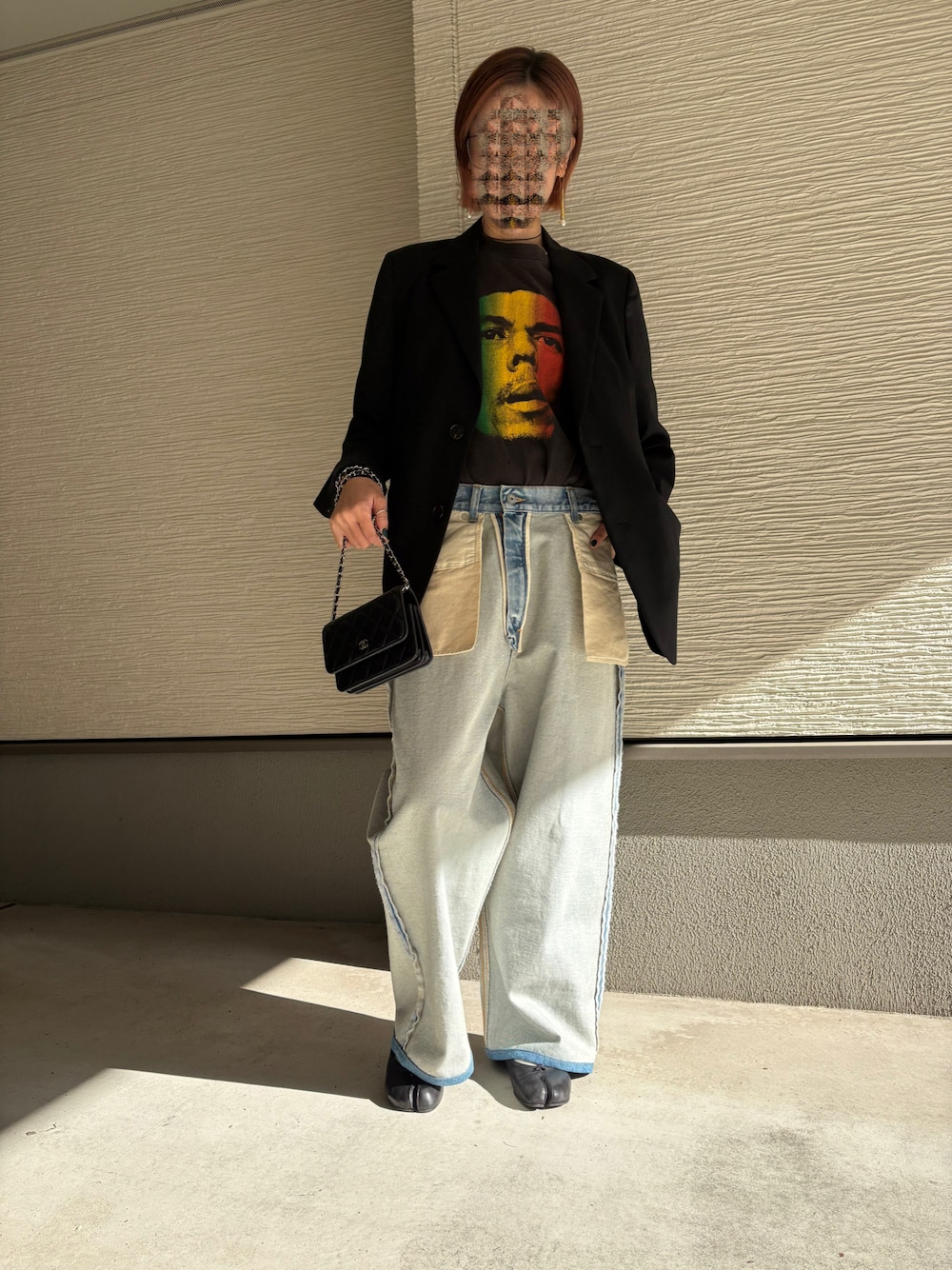 ブラック系のバレエシューズ、ブルー系のデニムパンツ、ブラック系のバッグを着用したレディースの秋コーディネートの1枚目の写真