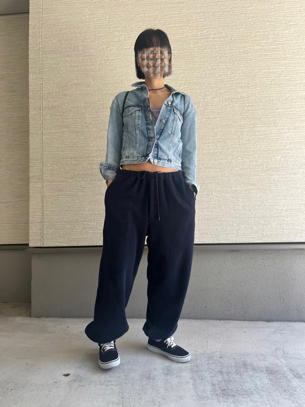 「春のNewスタイル、Gジャン、腹チラ、大人カジュアルコーデ、カジュアルスタイル、メンズライク、スウェットパンツ、パイル地、デニムジャケット、デニム、デニムコーデ、ZARA、ブルーコーデ、ブルーワントーン、バンズオールドスクール」｜「ZARAのアイテム（デニムジャケット、ブルー系）」を使った、おきゅさん（レディース・167cm）の春コーディネートの1枚目の写真