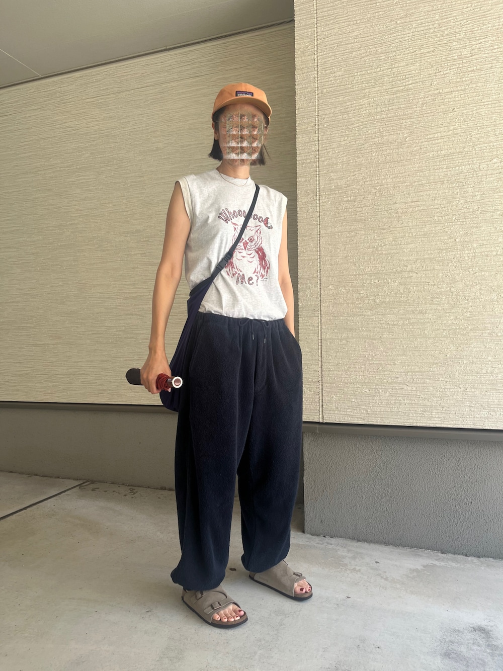 「夏コーデ、オトナカジュアル、ラクチンコーデ、サンダルコーデ、ストリートコーデ、夏ファッション、ビルケンシュトック　サンダル、ビルケンシュトック、ビルケン、タンクトップ、スウェットパンツ、キャップ女子、キャップ、キャップコーデ、キャップスタイル」｜「UNFOLLOWのアイテム（パンツ、ブルー系）」を使った、おきゅさん（レディース・167cm）の夏コーディネートの1枚目の写真