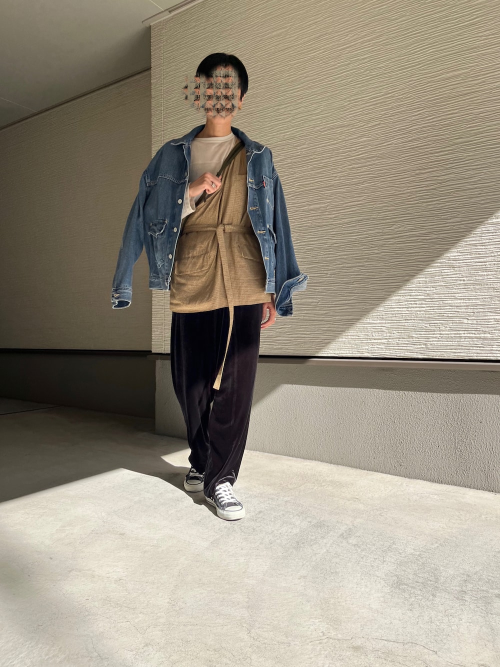「ベロアパンツ、ROKU、リーバイスレッド、シアートップス、コンバース オールスター、チェック、ベロア、リーバイス、古着好きな人と繋がりたい、古着MIX、古着女子、古着、古着ミックス、古着ワンピース、古着好き」｜「xtcのアイテム（パンツ、ブラック系）」を使った、おきゅさん（レディース・167cm）の秋コーディネートの1枚目の写真