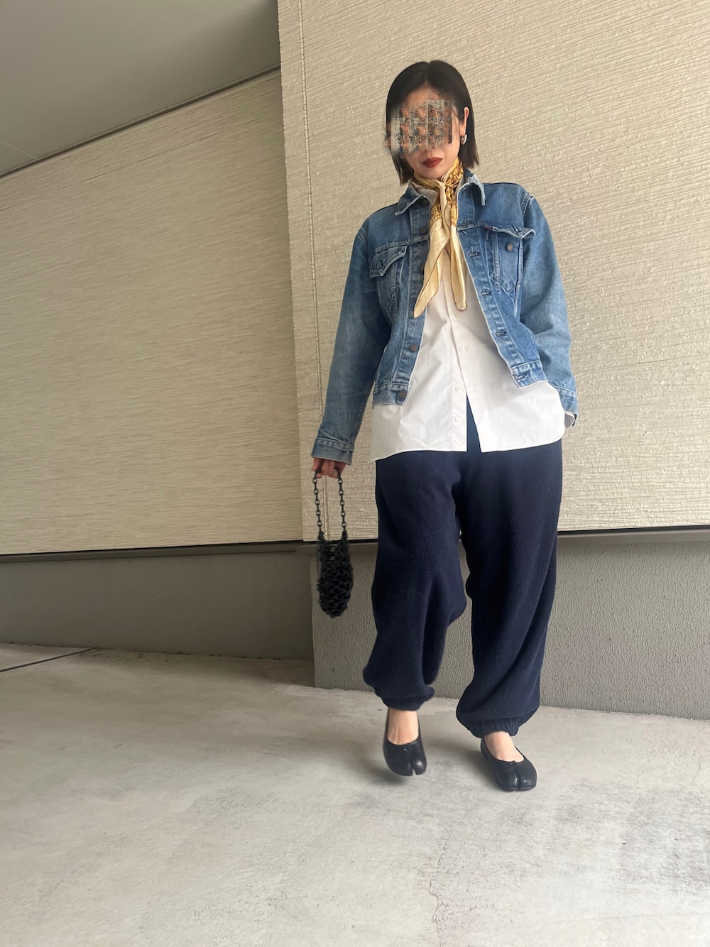 「春のおしゃ見えテクニック、春服コーデ、スウェットパンツ、パイル地、24ssトレンド、Gジャン、スカーフコーデ、白シャツ、メゾンマルジェラ、タビバレエ、スウェットパンツコーデ、デニム、デニムコーデ、ジルサンダー、オトナカジュアル」｜「Maison MargielaのMaison Margiela タビバレエシューズ（バレエシューズ、ブラック系）」を使った、おきゅさん（レディース・167cm）の春コーディネートの1枚目の写真