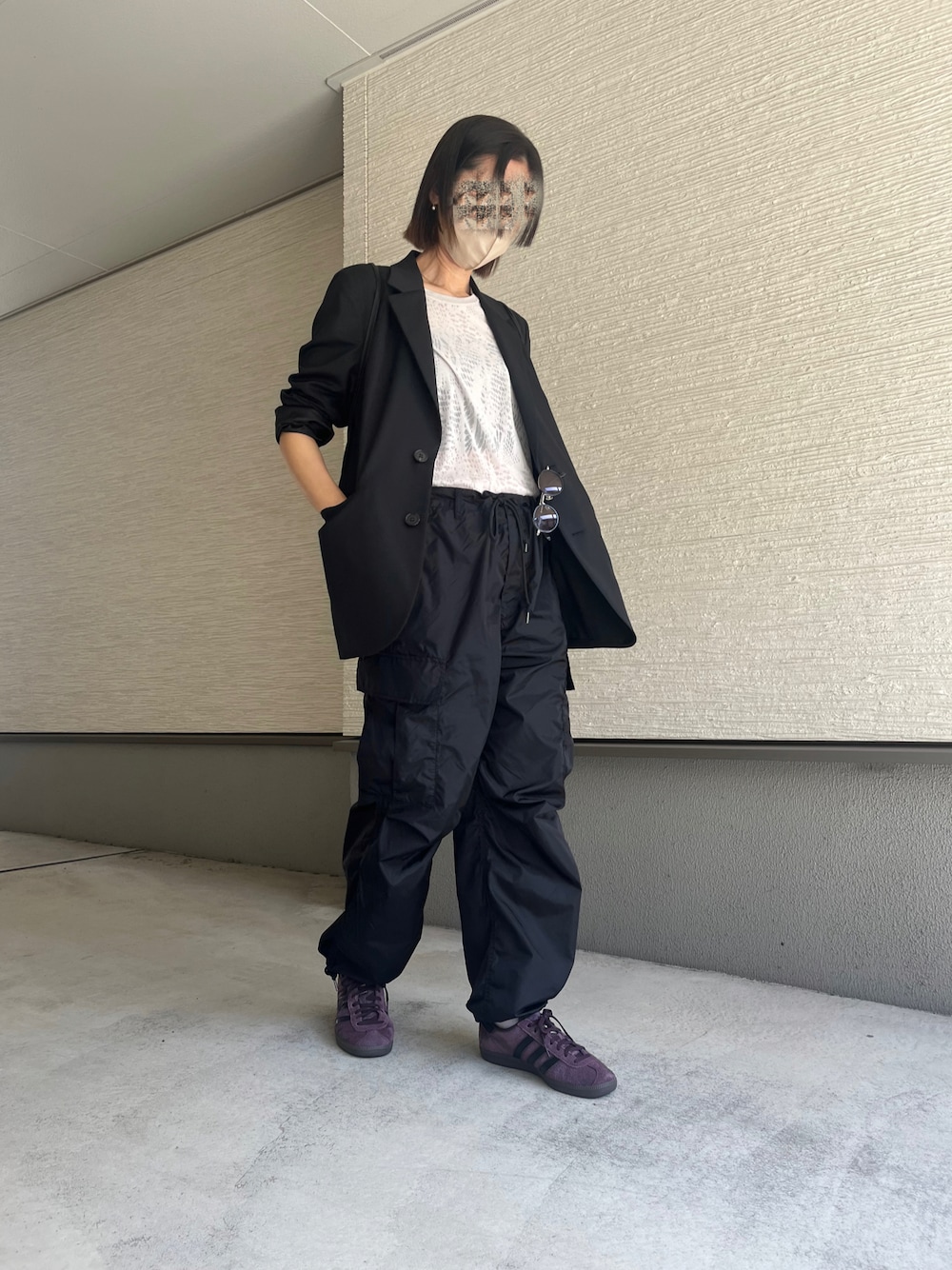 「テック系、テックウェア、テックファッション、テックパンツ、テーラードジャケット、黒ジャケット、春のNewスタイル、スニーカーコーデ、オトナカジュアル、トレンドコーデ、モノトーンコーデ、アディダススニーカー、カーゴパンツ、春ファッション、春服」｜「adidas Originalsのアイテム（スニーカー、パープル系）」を使った、おきゅさん（レディース・167cm）の春コーディネートの1枚目の写真