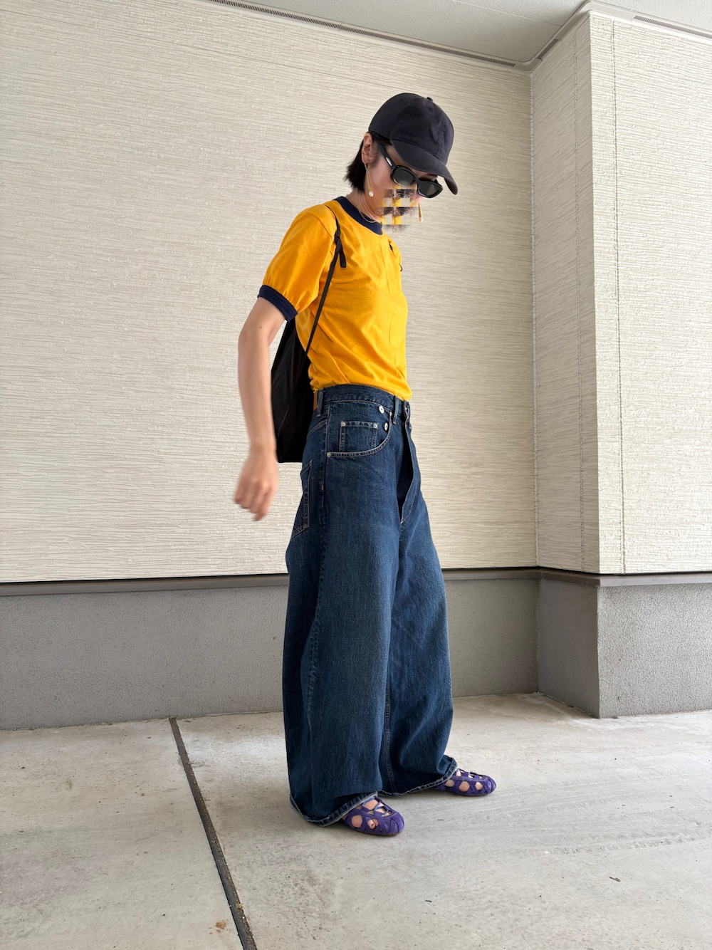 「アンスクリア、INSCRIRE、デニム、デニムパンツ、リンガーTシャツ、リンガーT、イエローTシャツ、Tシャツコーデ、大人カジュアルコーデ、GWお出かけコーデ、カジュアルスタイル、お洒落さんとつながりたい、カラーコーデ、最近のいい感じコーデ、休日」｜「INSCRIREのアイテム（デニムパンツ、ブルー系）」を使った、おきゅさん（レディース・167cm）の春コーディネートの1枚目の写真