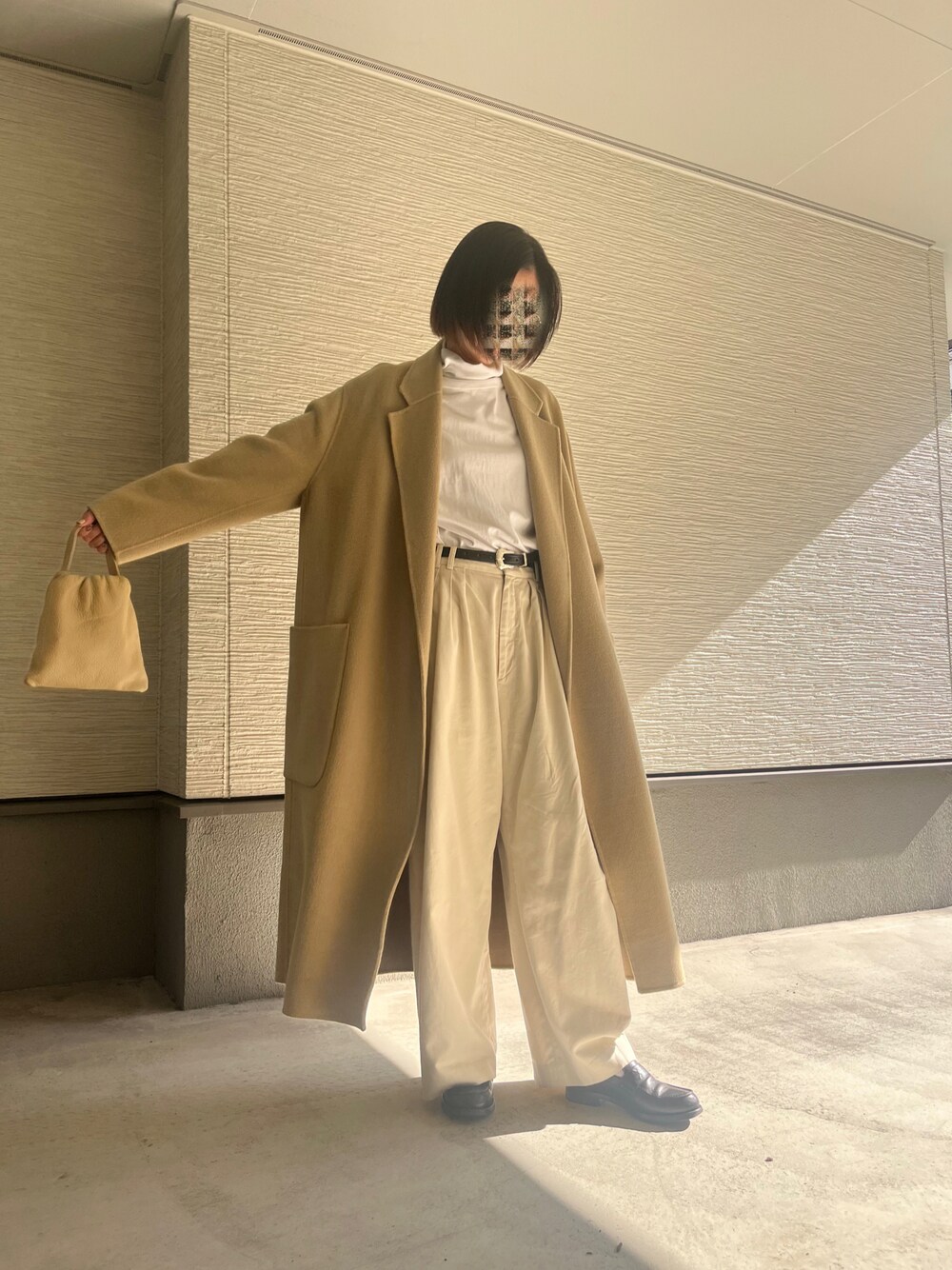 「シンプルコーデ、ワントーンコーデ、ワンピーススタイル、ベージュコーデ、大人カジュアル、きれいめカジュアル、いいね、save、フォローお願いします🤑、オーバーサイズ、ロングコート、チェスターコート、チェスターコート キャメル、シンプルカジュアル、シンプルおしゃれが好き、シンプル・ベーシック、ワントーンコーデ ベージュ」｜「Maison Margielaのアイテム（ローファー、ブラック系）」を使った、おきゅさん（レディース・167cm）の冬コーディネートの1枚目の写真