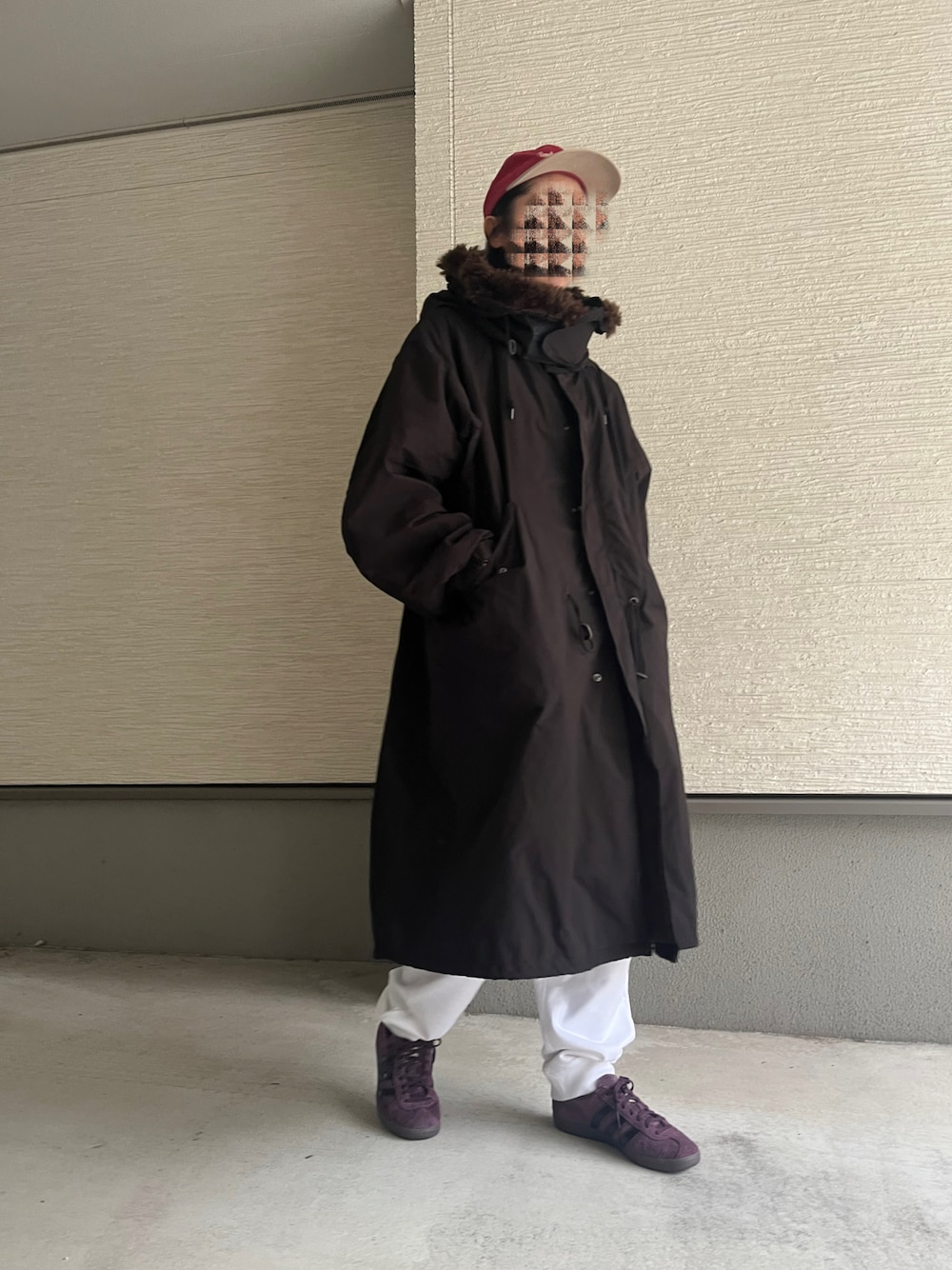 「スゥエットパンツ、スウェットコーデ、モッズコート、ロングコート、ビッグシルエット、大人カジュアル、アウター、お洒落さんとつながりたい、サンバ、高身長コーデ、キャップ、ヴィンテージ、アディダススニーカー、冬アウター、冬のコーデ」｜「adidas Originalsのアイテム（スニーカー、パープル系）」を使った、おきゅさん（レディース・167cm）の冬コーディネートの1枚目の写真