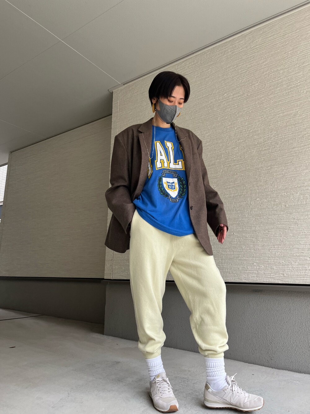 「オトナカジュアル、ジャケットコーデ、古着ミックス、エクストリームカシミヤ、着回しコーデ、ミックススタイル、古着女子、古着MIX、スウェットパンツ、ニットパンツ、ジャケットスタイル、ニューバランス、ジャケット×Tシャツ、ほめられ本命コーデ、高身長コーデ」｜「extreme cashmereのアイテム（パンツ、イエロー系）」を使った、おきゅさん（レディース・167cm）の冬コーディネートの1枚目の写真