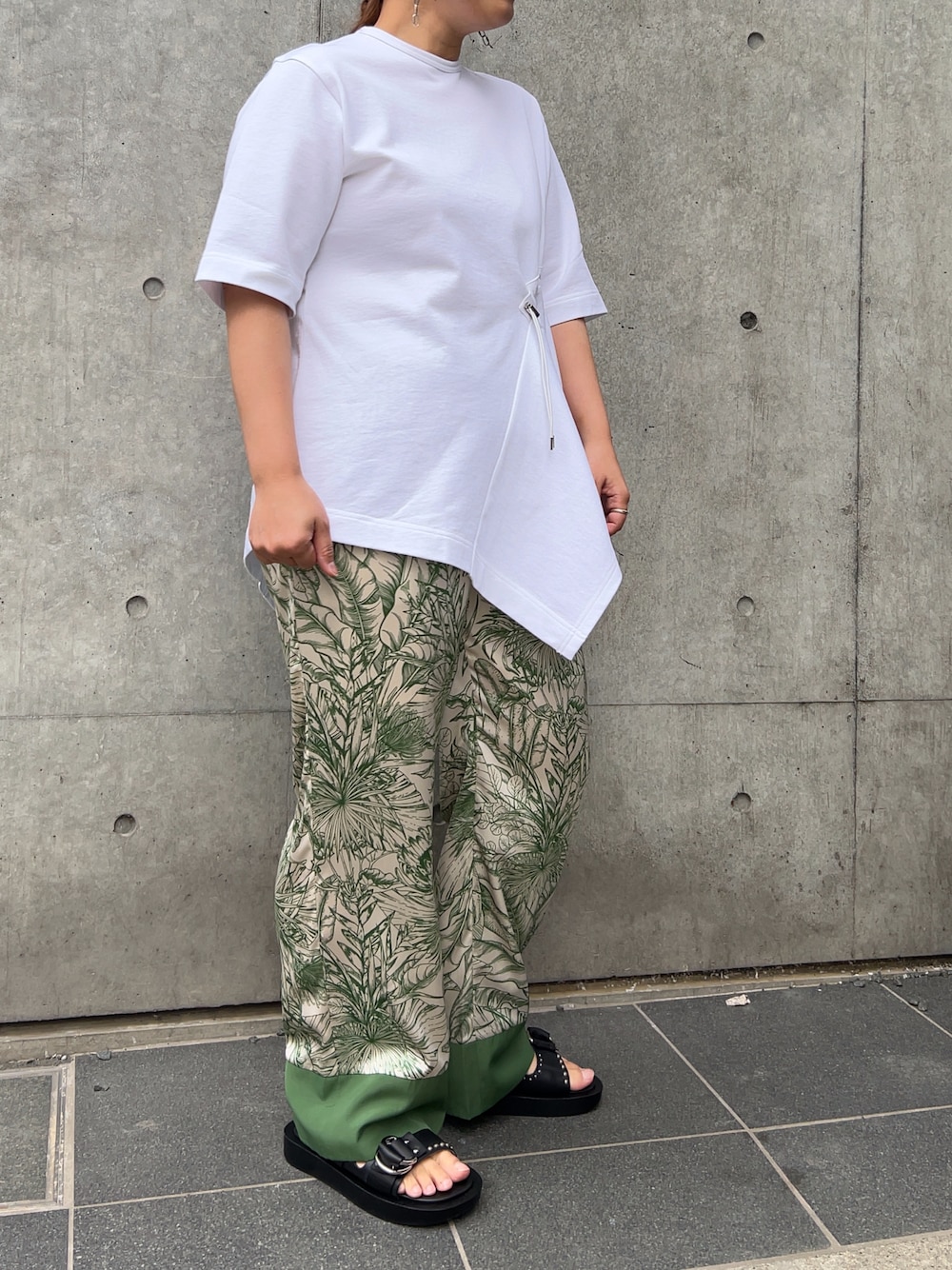 「きれいめカジュアル、シンプルコーデ、柄パンツ、オトナカジュアル、パンツスタイル、ラクチンコーデ、白Tシャツ、サンダル、スタッズ、ボタニカル柄、イージーパンツ、B'2nd、B'2nd札幌、ぽっちゃり、ママコーデ」｜「DROIT BELLOのDROIT BELLO (ドロイトベロ) リーフ柄イージーパンツ（その他パンツ、グリーン系）」を使った、クロマメさん（レディース・161cm）の春コーディネートの1枚目の写真