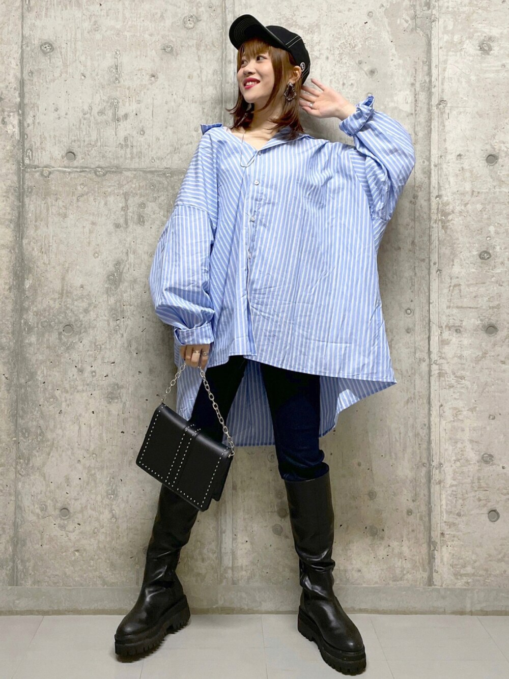 ブルー系のシャツ/ブラウス、ブルー系のデニムパンツ、ブラック系のショルダーバッグを着用したレディースの秋コーディネートの1枚目の写真