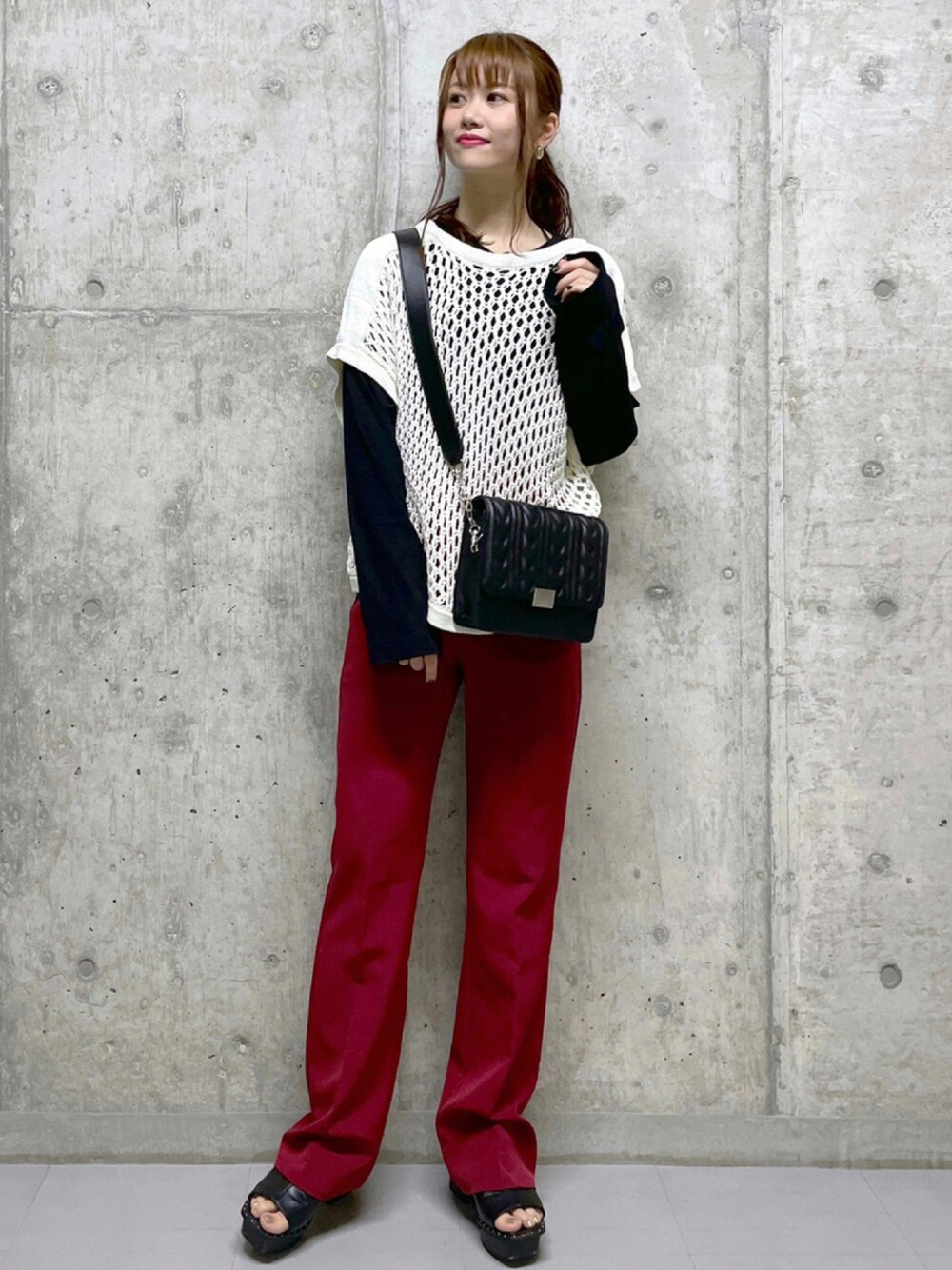 ブラック系のショルダーバッグ、ホワイト系のカーディガン/ボレロ、ブラック系のTシャツ/カットソーを着用したレディースの秋コーディネートの1枚目の写真