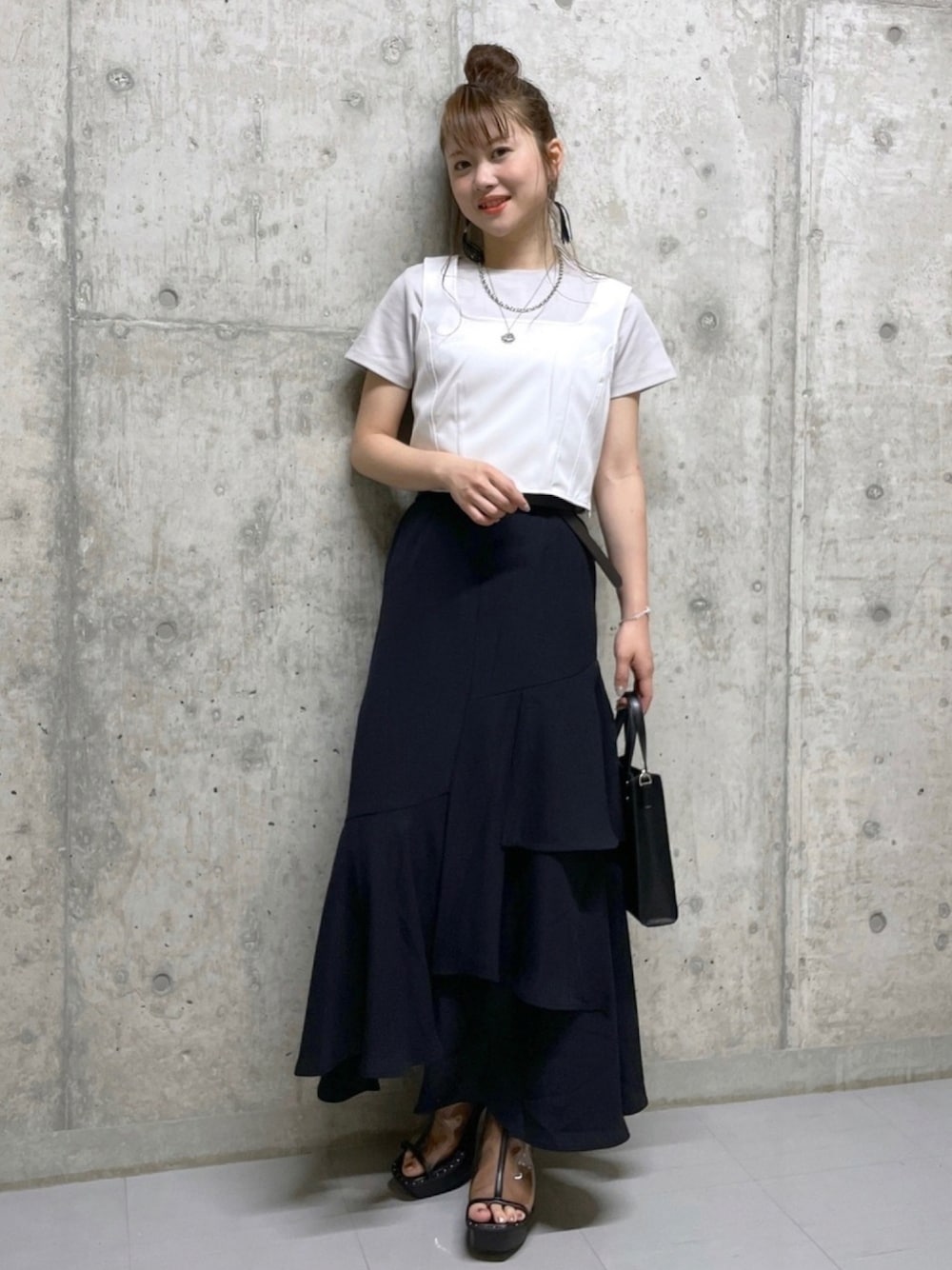 ベージュ系のTシャツ/カットソー、ベージュ系のその他トップス、ブラック系のスカートを着用したレディースの夏コーディネートの1枚目の写真