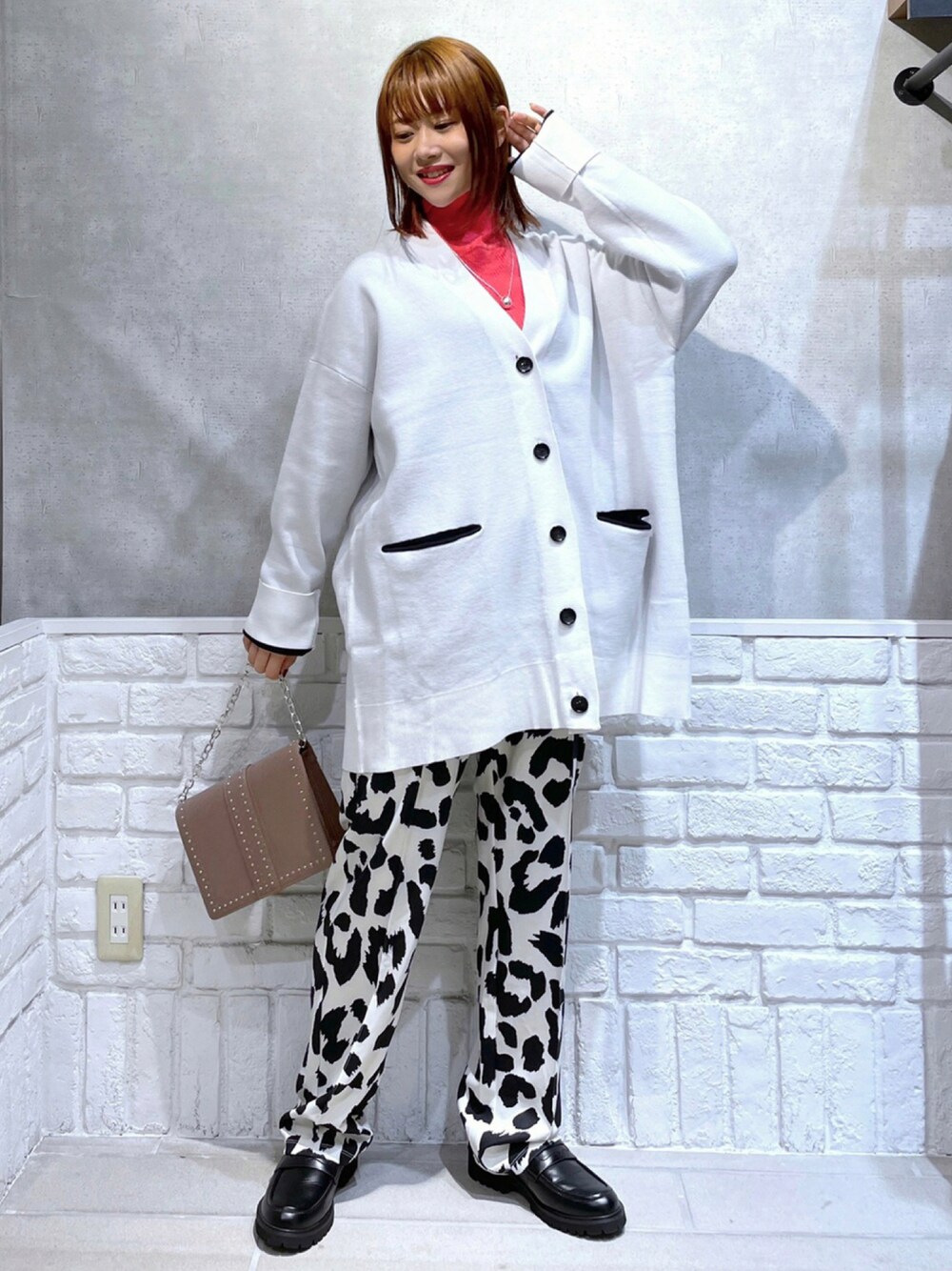 ホワイト系のニット/セーター、ピンク系のニット/セーター、ブラウン系のショルダーバッグを着用したレディースの秋コーディネートの1枚目の写真