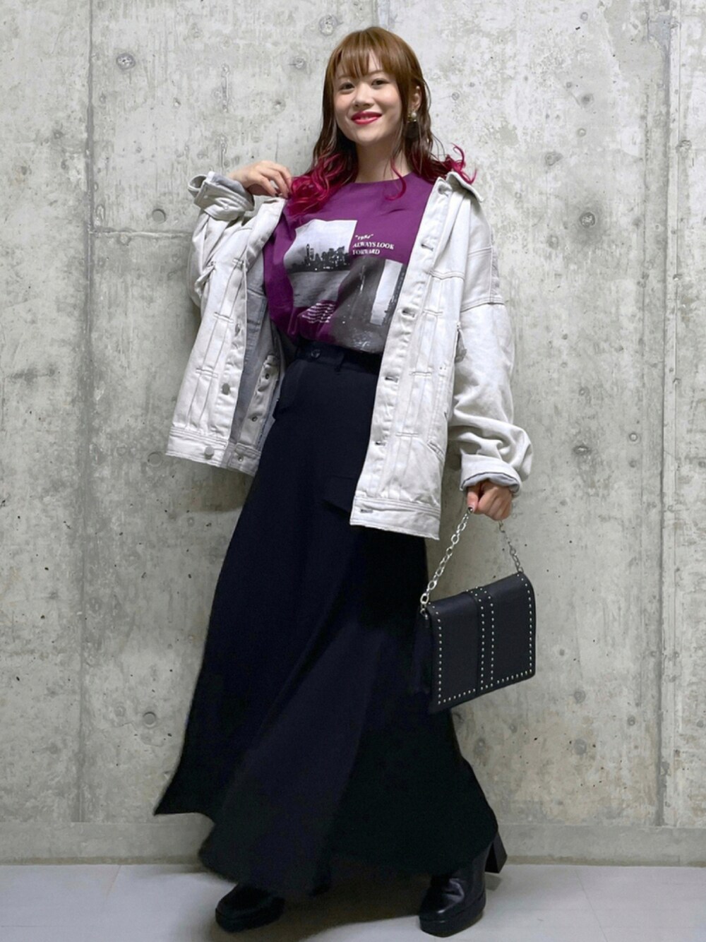 「ビッグシルエット、ロンT、大人カジュアル、休日スタイル、プチプラ、休日コーデ、厚底シューズ、ミニバッグ、PAGEBOY、カジュアルコーデ、グラフィックＴ、バルーンスリーブ、秋コーデ、スクエアバッグ、スクエアトゥ」｜「PAGEBOYのモノクロフォトロンＴ（Tシャツ/カットソー、パープル系）」を使った、みはさん（レディース・155cm）の秋コーディネートの1枚目の写真