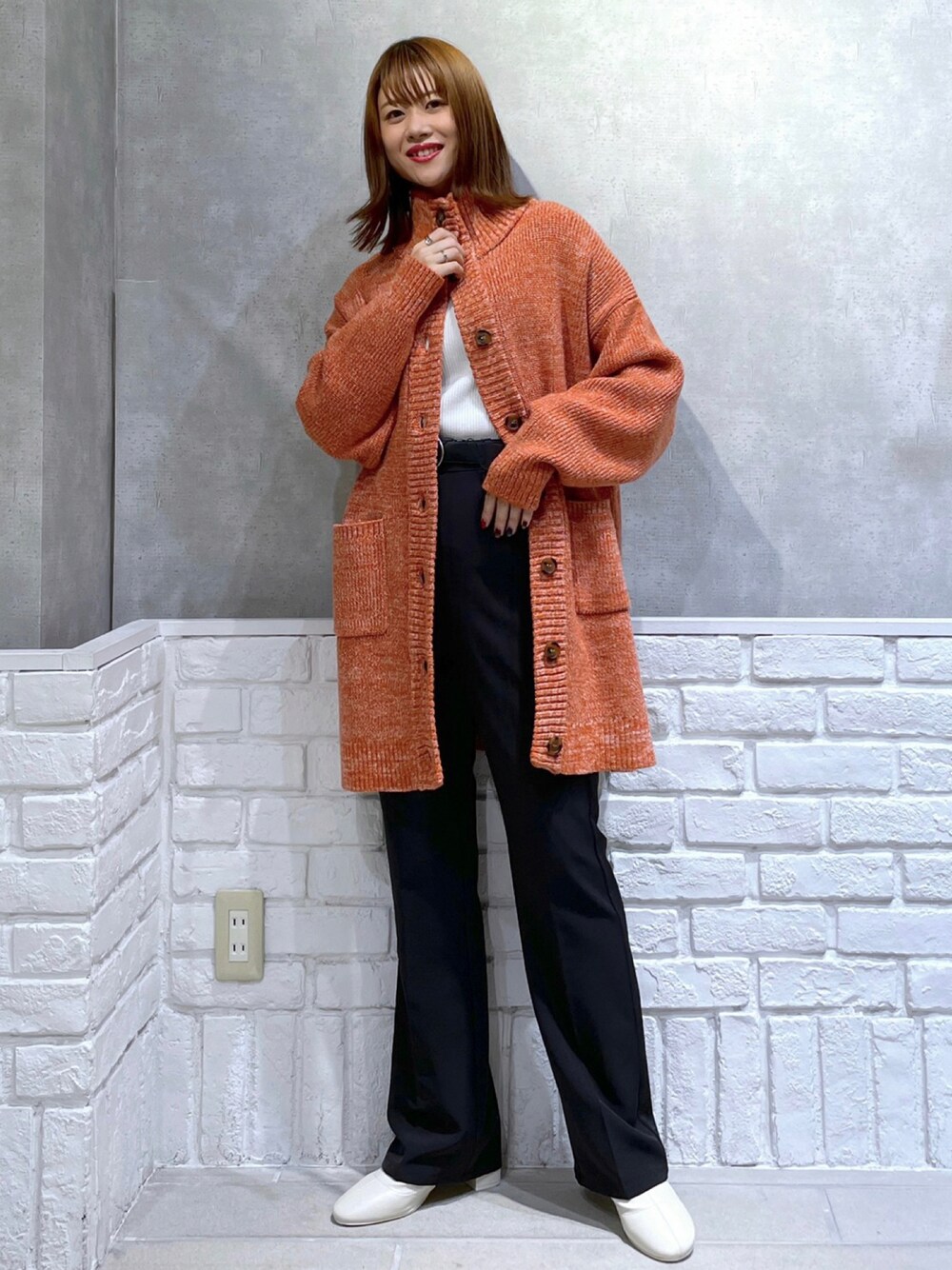 「ブーツ、ストレッチブーツ、ショートブーツ、カーディガン、ロングカーディガン、マイベストコーデ2021、PAGEBOY、タートルネック、休日スタイル、ビッグシルエット、エレガント、カジュアル」｜「PAGEBOYのハイネックロングカーデ（ニット/セーター、オレンジ系）」を使った、みはさん（レディース・155cm）の冬コーディネートの1枚目の写真