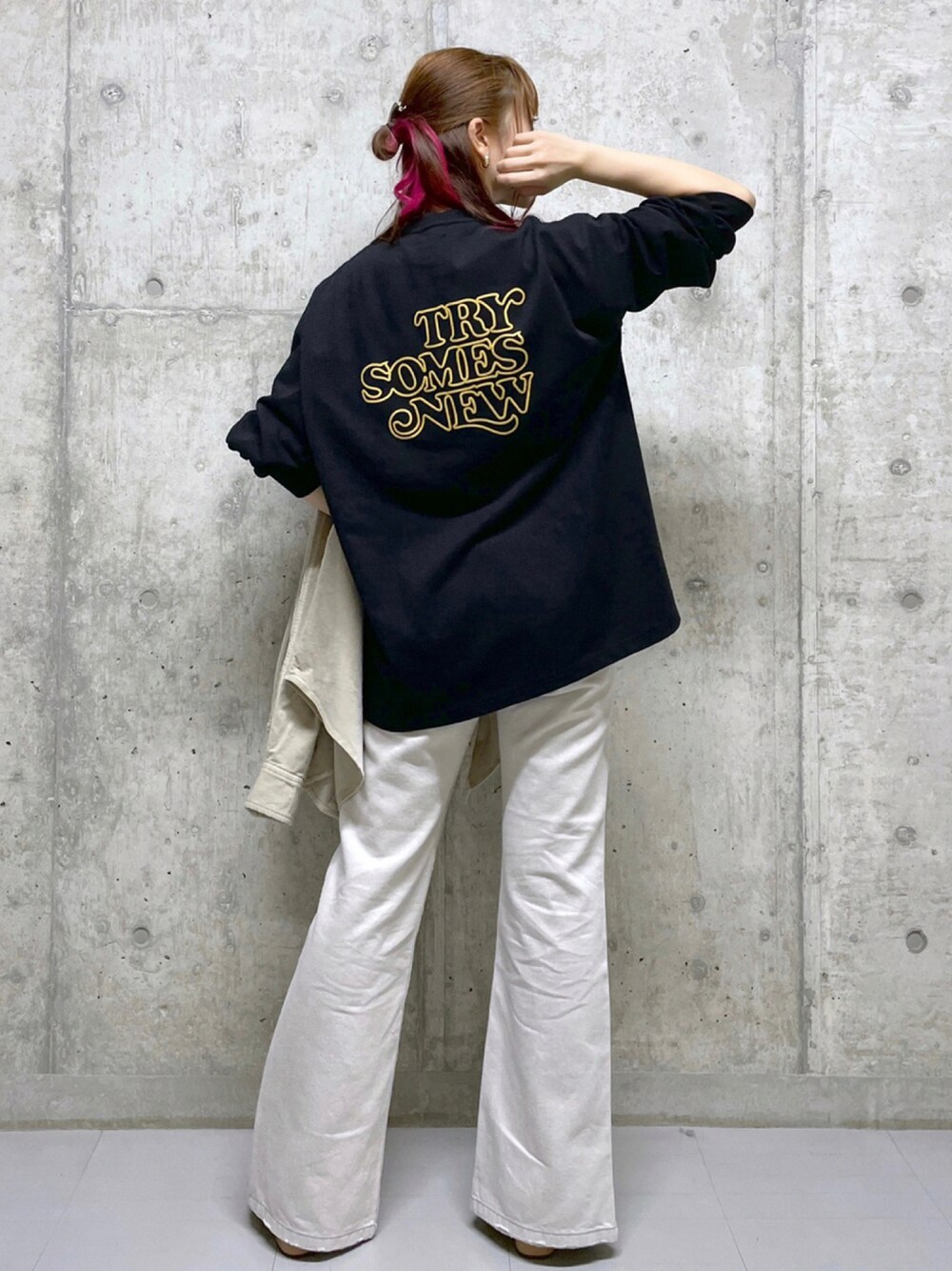「ビッグシルエット、モノトーン、ロンT、大人カジュアル、休日スタイル、プチプラ、シンプルコーデ、プチプラコーデ、ラクチンコーデ、バックロゴ、大人かわいい、秋コーデ、秋カラー、オトナ女子、バックロゴT」｜「PBLIMの【PAGEBOYLIM】トライメッセージロンT（Tシャツ/カットソー、ブラック系）」を使った、みはさん（レディース・155cm）の秋コーディネートの1枚目の写真