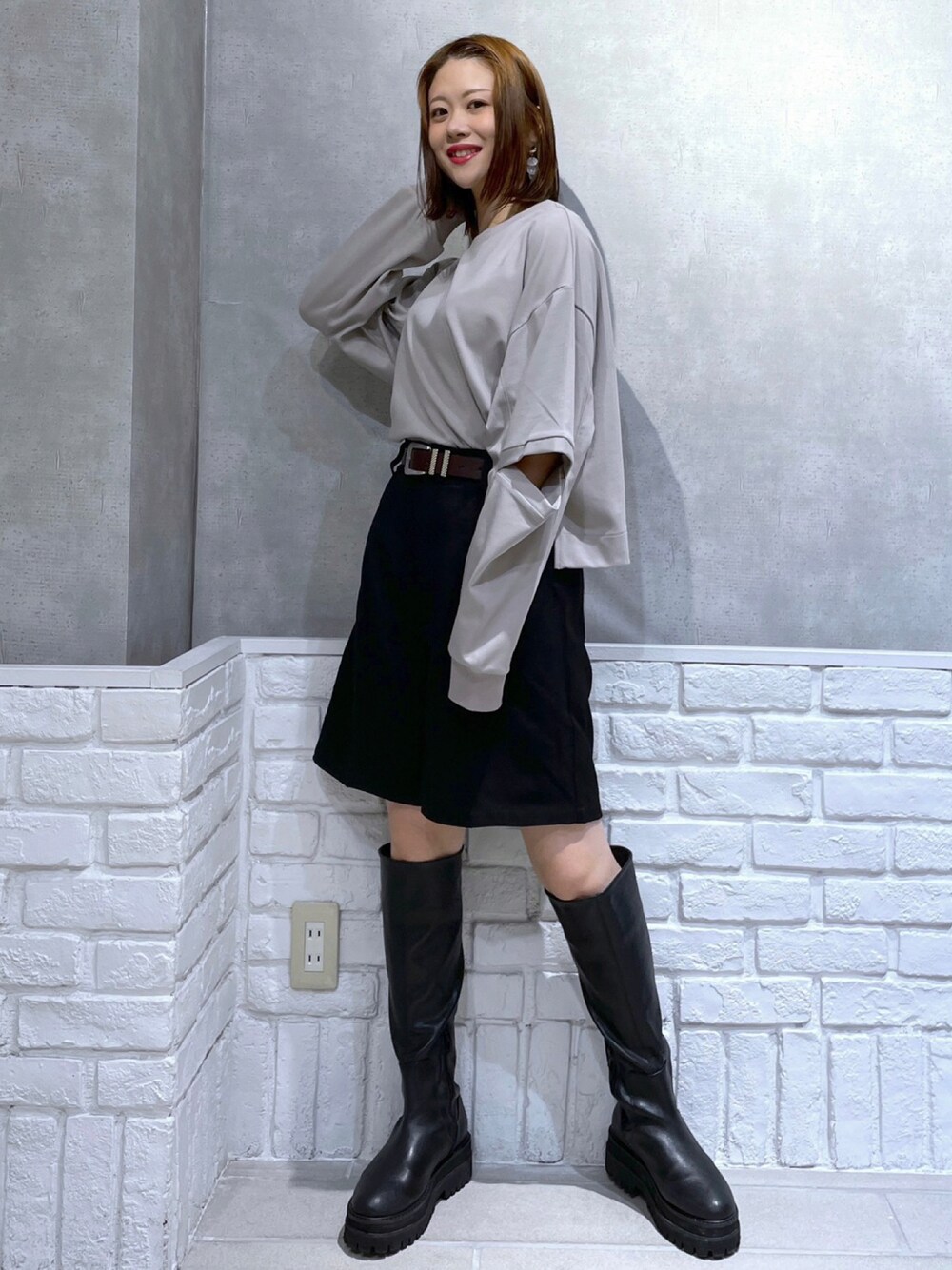 「ブーツ、ベージュ、ロングブーツ、休日スタイル、ハーフパンツ、プチプラ、厚底シューズ、グレージュ、PAGEBOY、スリット、ページボーイ、秋コーデ」｜「PAGEBOYのスリットスリーブショートプルオーバー（Tシャツ/カットソー、ベージュ系）」を使った、みはさん（レディース・155cm）の秋コーディネートの1枚目の写真