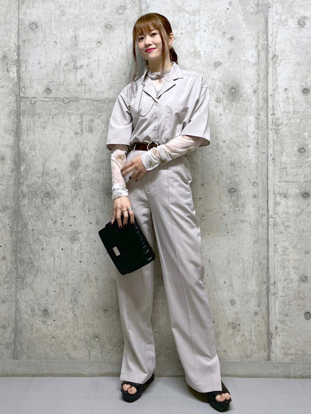 ベージュ系のシャツ/ブラウス、ベージュ系のTシャツ/カットソー、ブラック系のショルダーバッグを着用したレディースの秋コーディネートの1枚目の写真