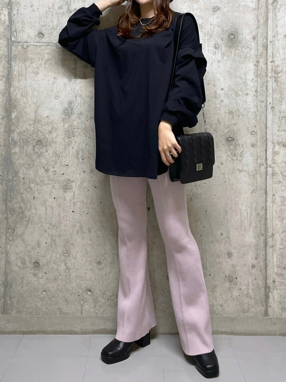 ブラック系のTシャツ/カットソー、ブラック系のショルダーバッグ、パープル系のその他パンツを着用したレディースの秋コーディネートの1枚目の写真