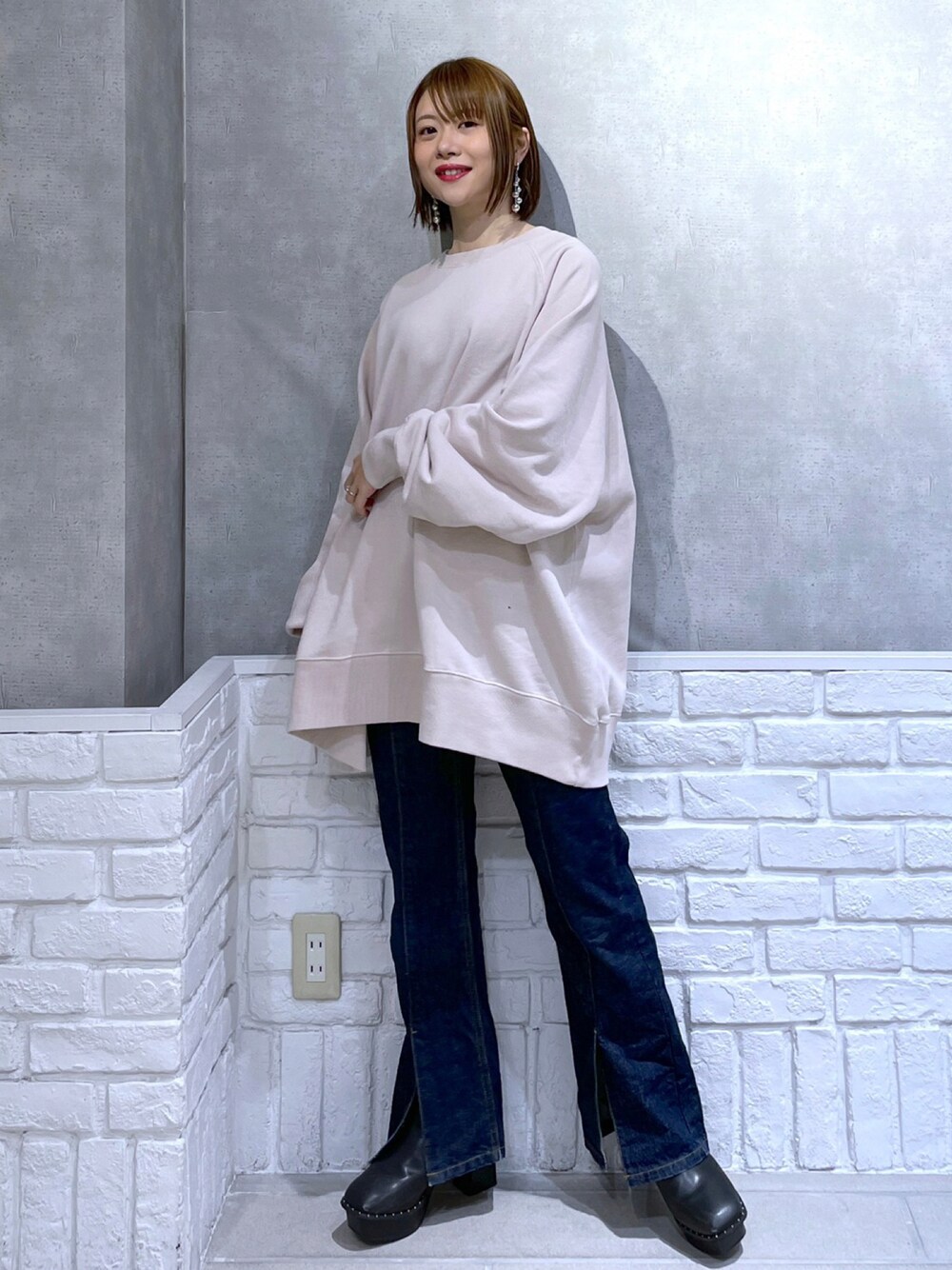 「PAGEBOY、JEANASiS、スウェット、デニム、デニムパンツ、フレアパンツ、スリットパンツ、ブーツ、厚底シューズ、ショートブーツ、オトナカジュアル、プチプラ、春コーデ、春先取り、春先取りコーデ」｜「JEANASISのサスティナブルヴィンテージウラケBIGプルオーバー/239740（スウェット、ピンク系）」を使った、みはさん（レディース・155cm）の冬コーディネートの1枚目の写真