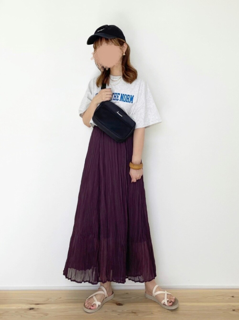 「夏コーデ、オトナカジュアル、シンプルコーデ、カジュアル、chocomee、ゆるコーデ、プチプラコーデ、GUコーデ」｜「WHO'S WHO galleryのPERVERT ショートカレッジ刺繍TEE（Tシャツ/カットソー、ベージュ系）」を使った、chocoさん（レディース・153cm）の夏コーディネートの1枚目の写真