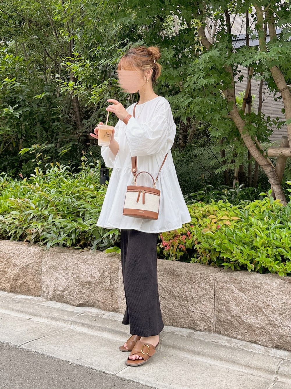 「大人カジュアル、低身長コーデ、マタニティ、お団子ヘアー、サンダルコーデ、ママコーデ、モノトーン、ティアードブラウス」｜「&. NOSTALGIAのティアードボリュームブラウス（シャツ/ブラウス、ホワイト系）」を使った、chocoさん（レディース・153cm）の夏コーディネートの1枚目の写真