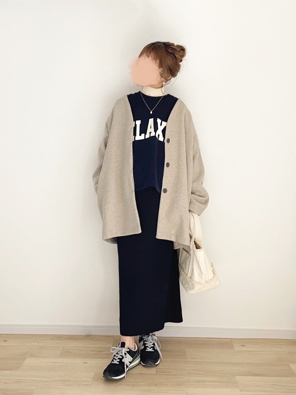 「大人カジュアル、きれいめカジュアル、GU、プチプラ、GRL、グレイル、お団子ヘアー、カジュアル、ロゴスウェット」｜「GUのアイテム（スウェット、ブルー系）」を使った、chocoさん（レディース・153cm）の冬コーディネートの1枚目の写真