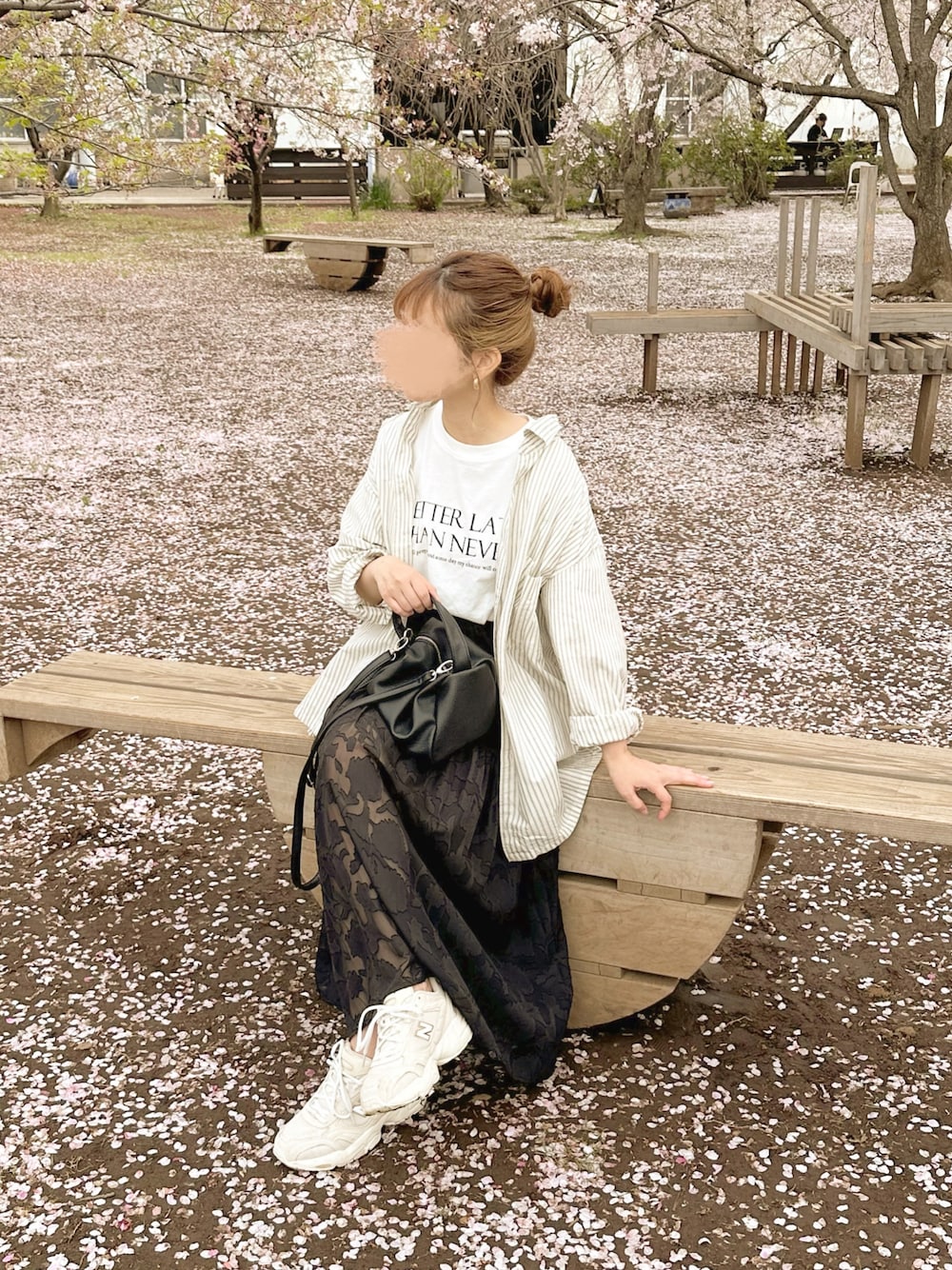 「sakishimatokyo、フレアスカート、スカートコーデ、低身長、ママコーデ、親子コーデ、モノトーン、New Balance」｜「UNIQLOのアイテム（シャツ/ブラウス、ベージュ系）」を使った、chocoさん（レディース・153cm）の春コーディネートの1枚目の写真