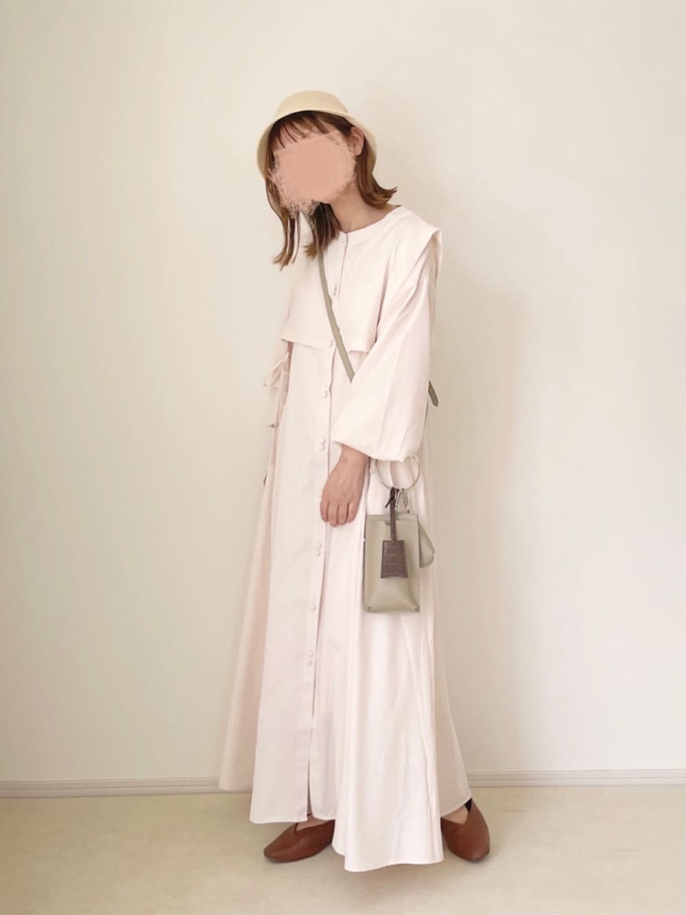 「大人カジュアル、カジュアルコーデ、低身長、淡色コーデ、バケットハット、ストローハット、ワンピース」｜「ECRIREの【yun_wearコラボ】バンドカラーシャツワンピース（シャツワンピース、ホワイト系）」を使った、chocoさん（レディース・153cm）の春コーディネートの1枚目の写真
