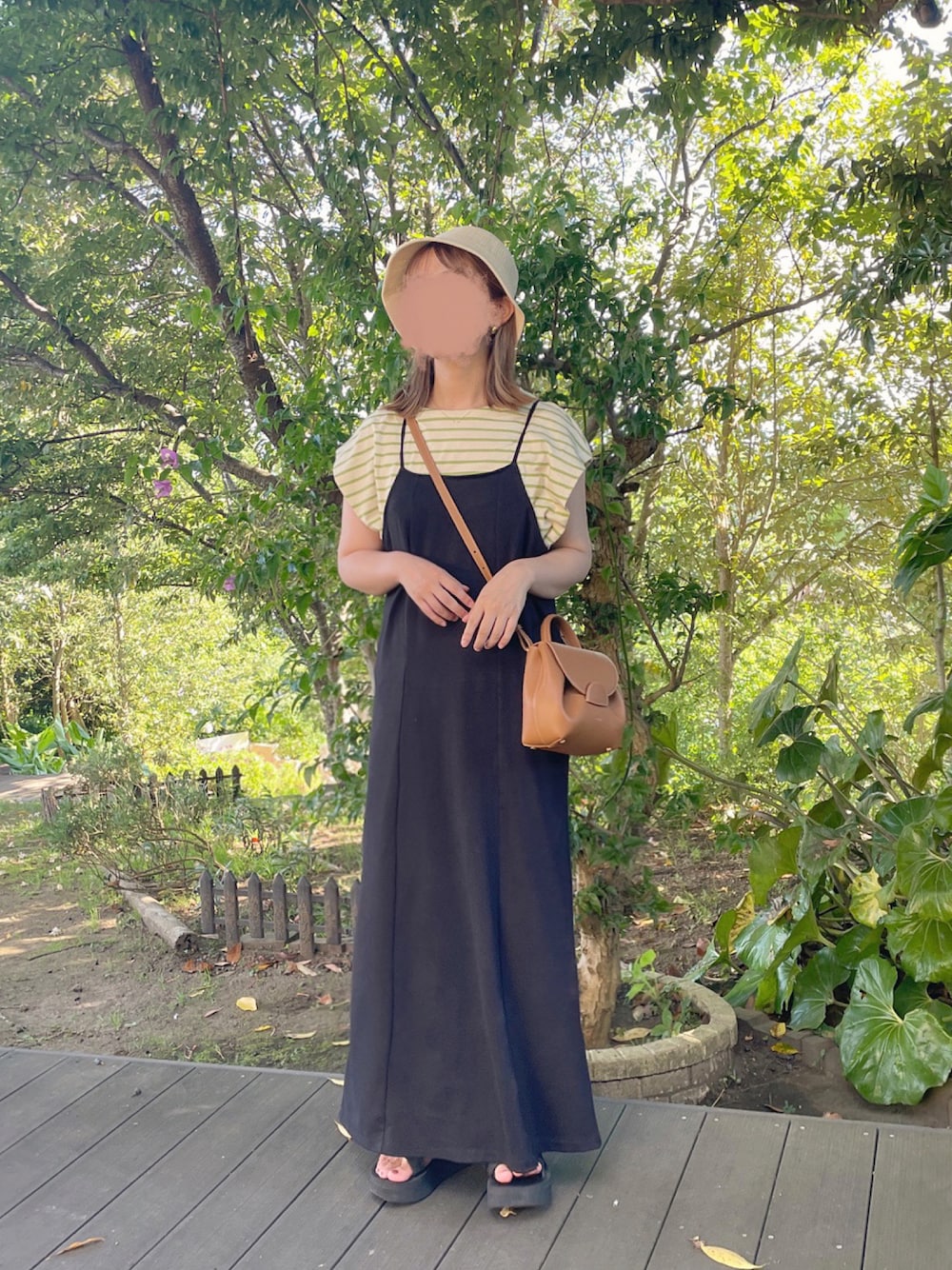 「キャミワンピ、カスタネ、Kastane、polene、バケハ、モノトーン、大人カジュアル」｜「ITEMS URBANRESEARCHのカラーボーダーフレンチTシャツ（Tシャツ/カットソー、イエロー系）」を使った、chocoさん（レディース・153cm）の夏コーディネートの1枚目の写真