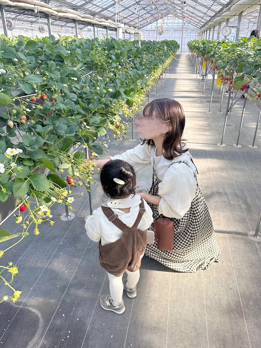「オトナ女子、おでかけコーデ、ママコーデ、低身長、モノトーン、春コーデ」｜「chocomeeのアイテム（シャツ/ブラウス、ホワイト系）」を使った、chocoさん（レディース・153cm）の冬コーディネートの1枚目の写真