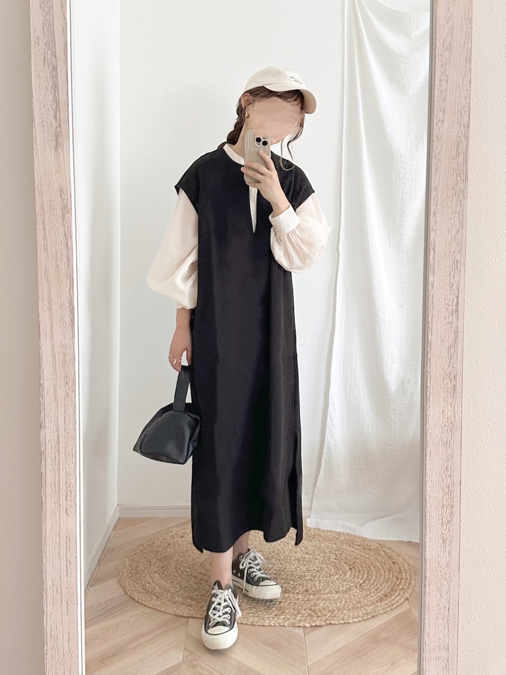 「お出かけコーデ、秋服コーデ、シンプル、大人カジュアル、classicalelf、プチプラ、ワンピース、モノトーンコーデ、しまむら」｜「classicalelfの1枚で主役級。カフタン調サイドスリット圧縮ニットロング丈ジャンパースカート（ワンピース、ブラック系）」を使った、chocoさん（レディース・153cm）の秋コーディネートの1枚目の写真