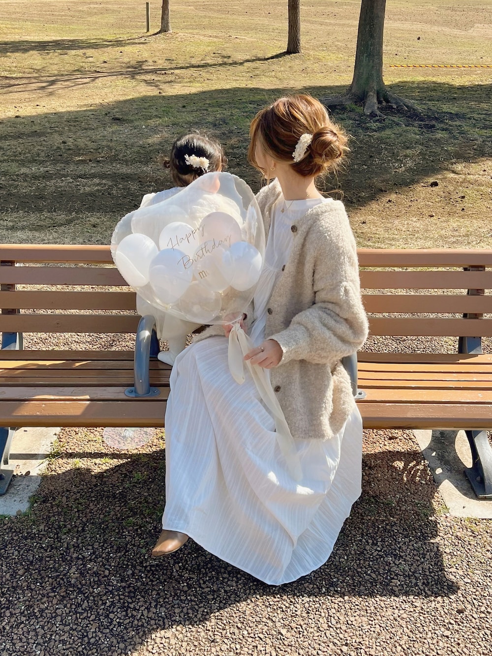 「カジュアルコーデ、オトナカジュアル、ワンピースコーデ、低身長、親子コーデ、淡色コーデ、淡色女子、大人カジュアル」｜「Libra Cueの【着用動画あり】ドビーストライプチャーチドレス（ワンピース、ホワイト系）」を使った、chocoさん（レディース・153cm）の春コーディネートの1枚目の写真