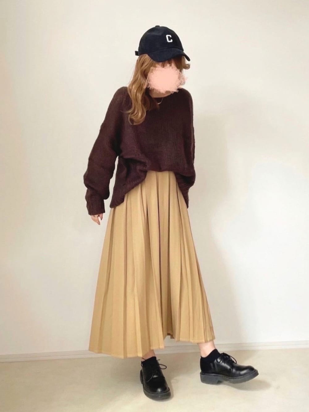 「コーデュロイ、キャップ、秋のコーデ、大人カジュアル、シンプルコーデ、ベージュコーデ、ブラウンコーデ、chocomee」｜「chocomeeのローゲージルーズニット（ニット/セーター、ブラウン系）」を使った、chocoさん（レディース・153cm）の秋コーディネートの1枚目の写真