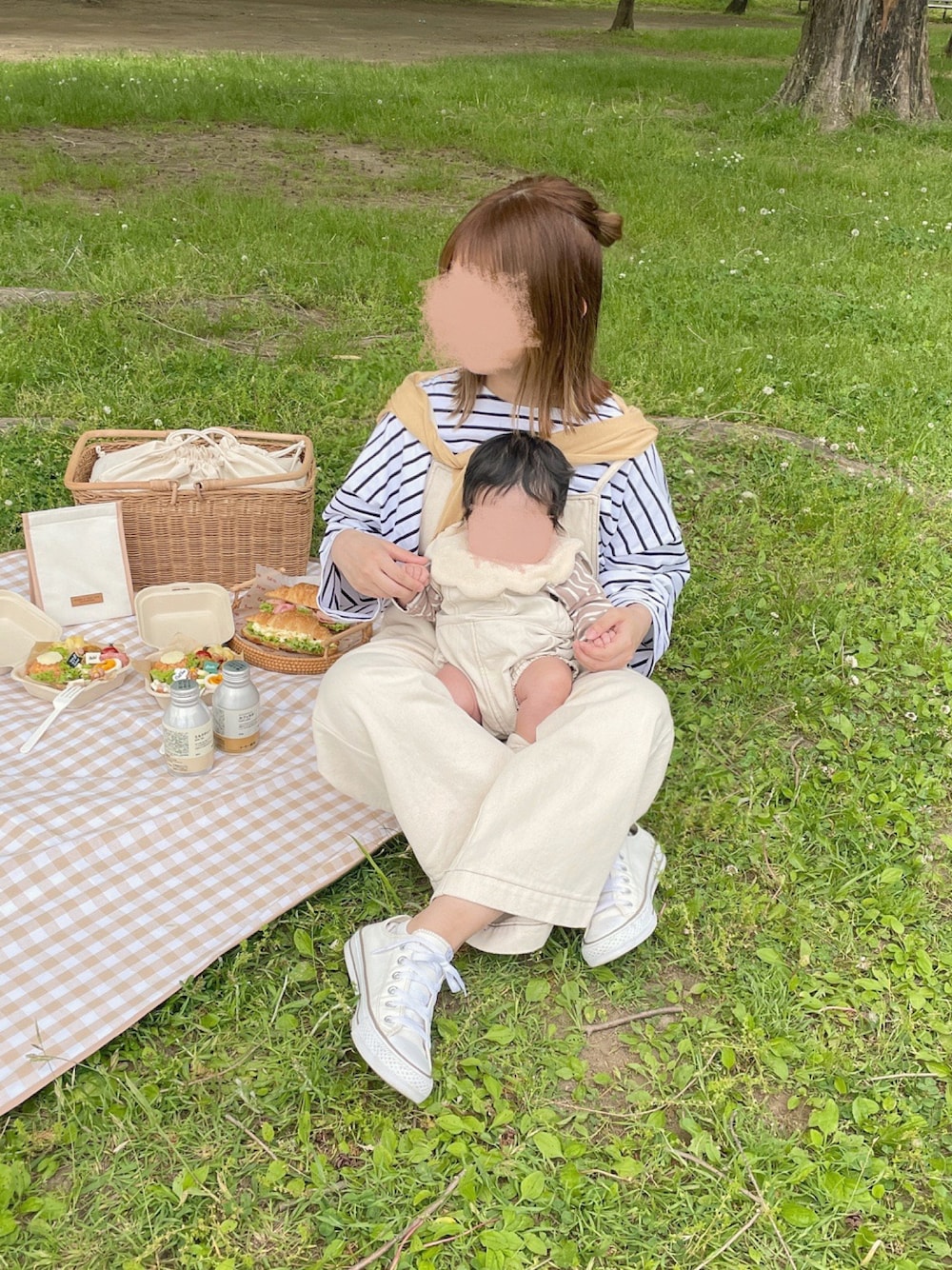「リラックススタイル、リンクコーデ、シミラールック、ボーダー、ゆるコーデ、大人カジュアル、サロペット、親子コーデ、ママコーデ」｜「chocomeeのゆるボーダーロンT（Tシャツ/カットソー、ホワイト系）」を使った、chocoさん（レディース・153cm）の春コーディネートの1枚目の写真