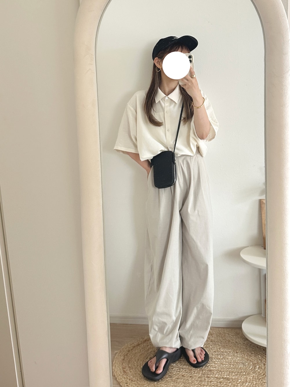「しまむら、プチプラ、大人カジュアル、シャツスタイル」｜「しまむらのアイテム（トップス、ホワイト系）」を使った、chocoさん（レディース・153cm）の春コーディネートの1枚目の写真