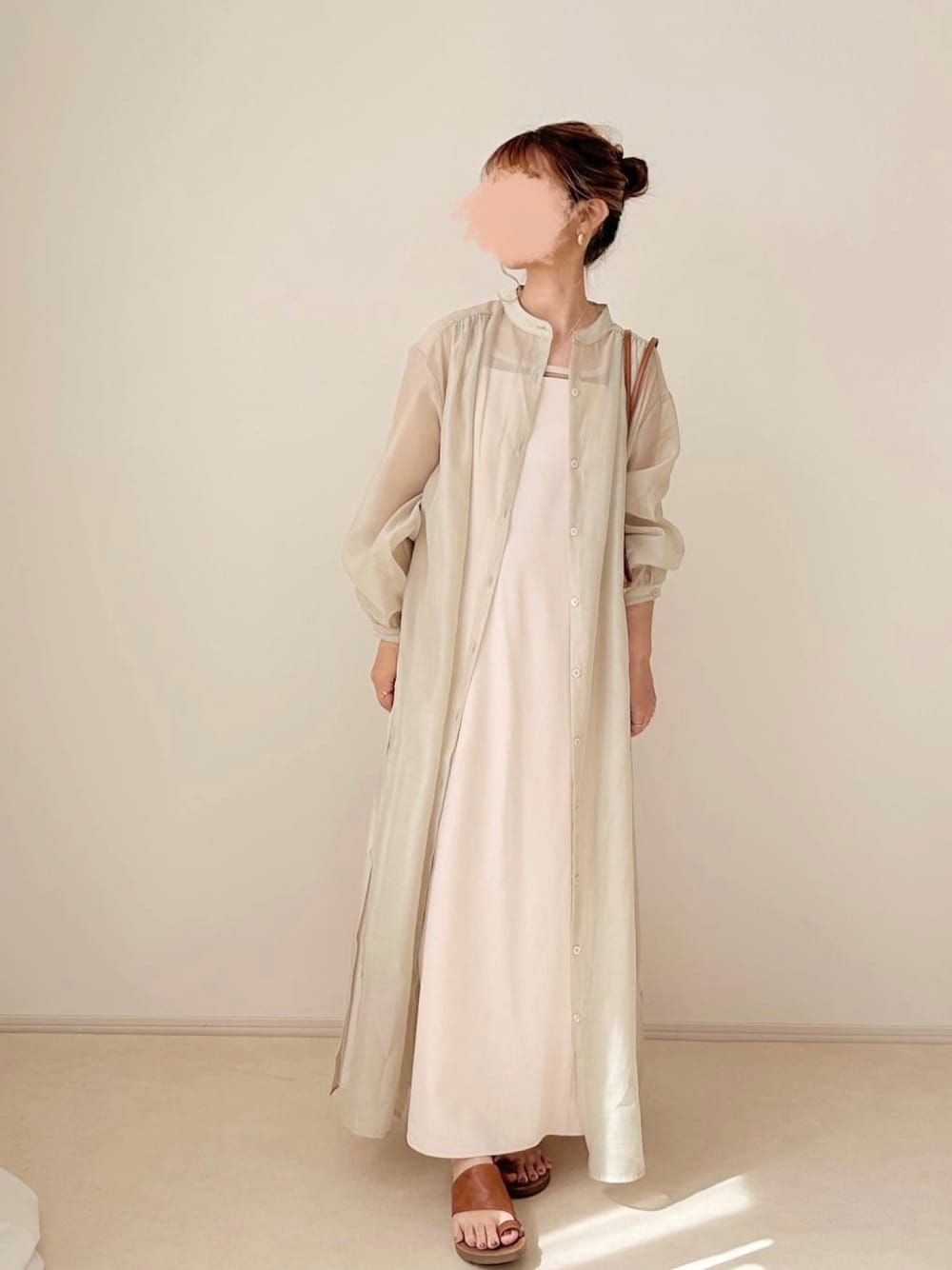 「カジュアルコーデ、シンプルコーデ、大人カジュアル、ママコーデ、シアーシャツ、プチプラ」｜「classicalelfのキャミワンピが最強！リネンライクマルチwayロングキャミワンピ（ワンピース、ホワイト系）」を使った、chocoさん（レディース・153cm）の春コーディネートの1枚目の写真