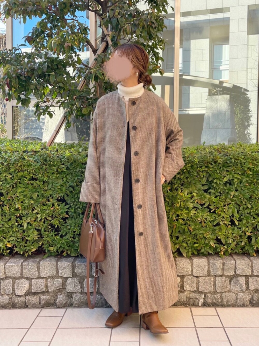 「カジュアル、秋冬コーデ、大人カジュアル、モノトーン、i_am、淡色コーデ、淡色女子、ノーカラーコート、ロングコート、ブラウンコーデ」｜「I_amのcorduroy collar check coat（ステンカラーコート、ベージュ系）」を使った、chocoさん（レディース・153cm）の冬コーディネートの1枚目の写真