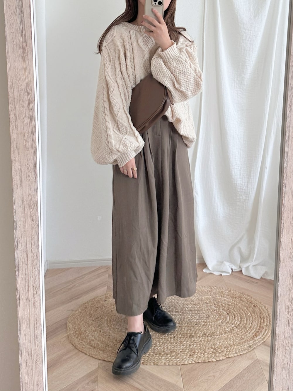 「秋冬コーデ、お出かけコーデ、ケーブルニット、chocomee、ニットコーデ」｜「noahlのアイテム（ニット/セーター、ホワイト系）」を使った、chocoさん（レディース・153cm）の秋コーディネートの1枚目の写真