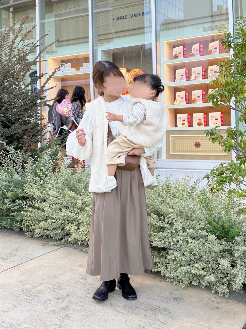 「お出かけコーデ、オトナ女子、ママコーデ、リンクコーデ、親子コーデ、ボアベスト、淡色コーデ、秋冬コーデ、GU、プチプラ」｜「chocomeeのround neck boa vest/ラウンドネックボアベスト（ベスト、ホワイト系）」を使った、chocoさん（レディース・153cm）の秋コーディネートの1枚目の写真