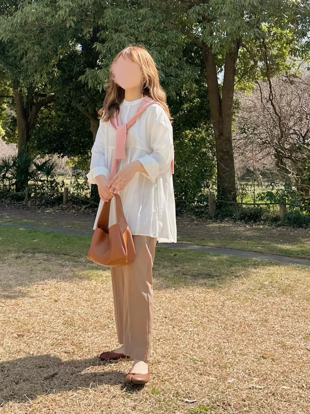 「春服コーデ、オトナカジュアル、bonjour sagan、ユニクロ、お花見、淡色コーデ、低身長、低身長コーデ」｜「Bonjour Saganのプリーツ切替バンドカラーシャツ（シャツ/ブラウス、ホワイト系）」を使った、chocoさん（レディース・153cm）の春コーディネートの1枚目の写真