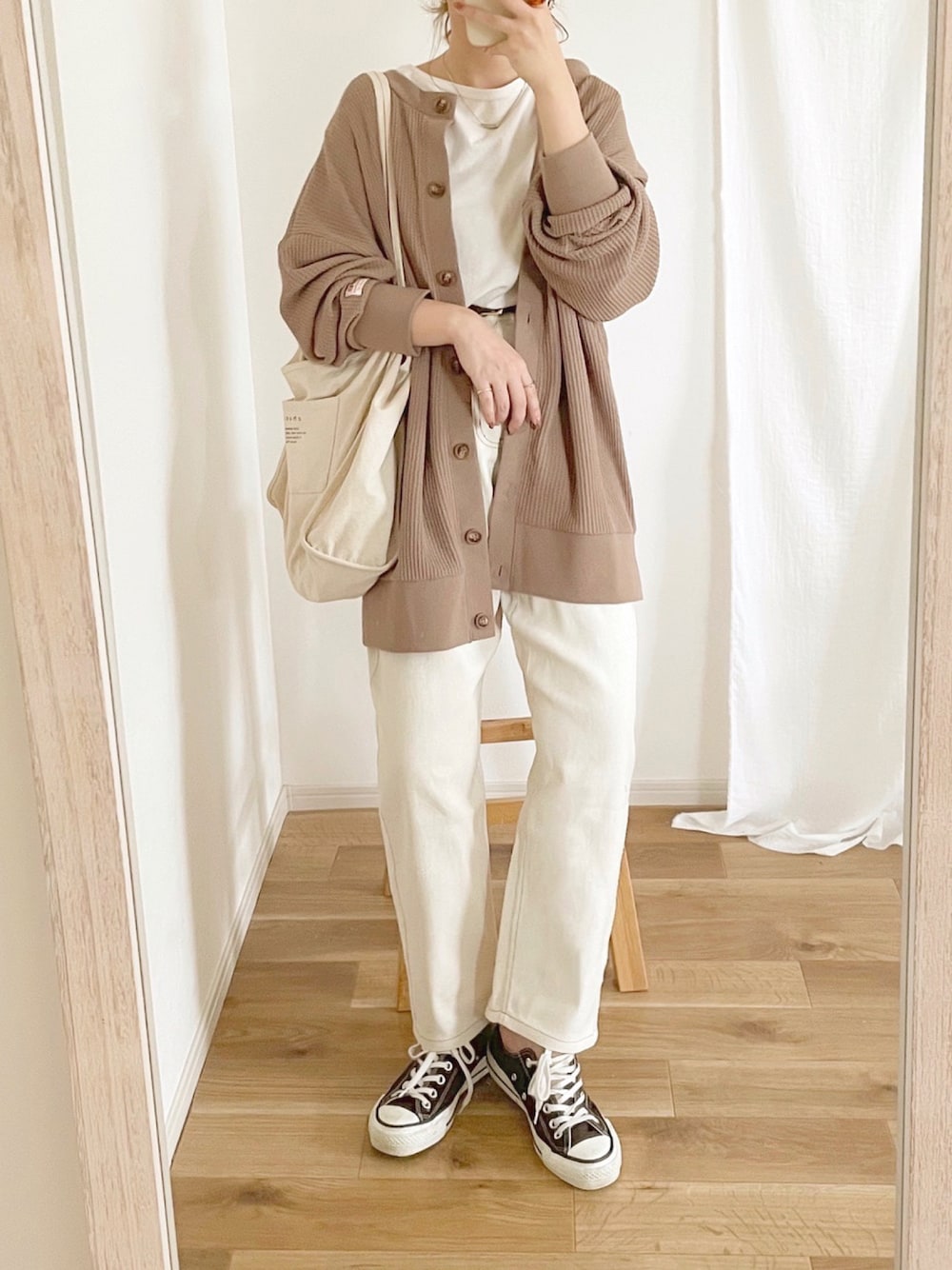 「大人カジュアル、シンプルコーデ、パンツスタイル、カジュアルコーデ、chocomee、GRL、グレイル、classicalelf、ワントーンコーデ」｜「GRLのUSAコットンベーシックフレンチスリーブトップス（Tシャツ/カットソー、ホワイト系）」を使った、chocoさん（レディース・153cm）の秋コーディネートの1枚目の写真