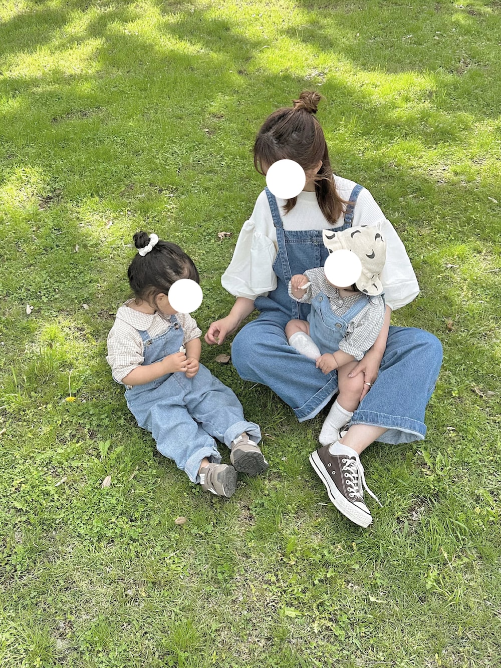 「夏コーデ、リンクコーデ、おそろいコーデ、ママコーデ、低身長」｜「CONVERSEのCONVERSE コンバース ALL STAR OX オールスター オックス（スニーカー、ブラック系）」を使った、chocoさん（レディース・153cm）の春コーディネートの1枚目の写真