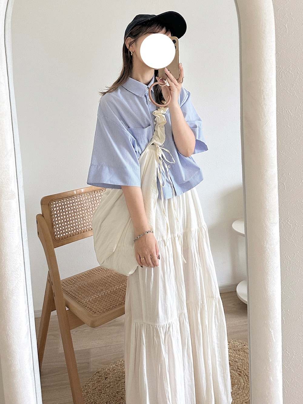 「夏コーデ、大人カジュアル、ストライプシャツ、さわやかコーデ、キャップ」｜「SENSE OF PLACE by URBAN RESEARCHのシャーリングクロップドシャツ(半袖)（シャツ/ブラウス、ブルー系）」を使った、chocoさん（レディース・153cm）の夏コーディネートの1枚目の写真