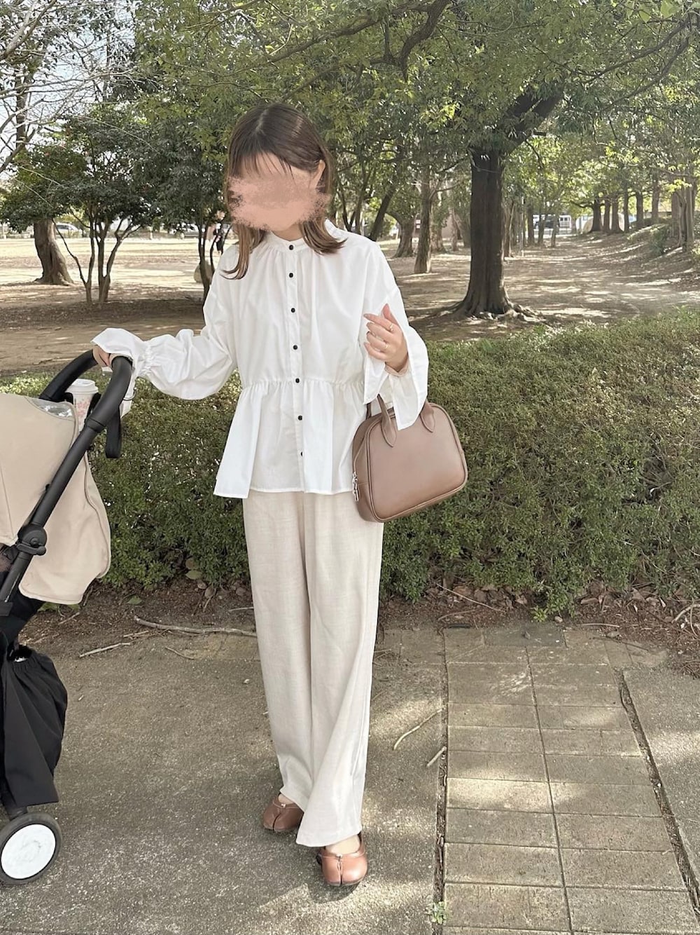 「休日スタイル、パンツスタイル、しまむら、プチプラ、ワントーンコーデ、淡色コーデ、淡色女子」｜「titivateの切替ｷﾞｬｻﾞｰｷｬﾝﾃﾞｨｰｽﾘｰﾌﾞﾌﾞﾗｳｽ（シャツ/ブラウス、ホワイト系）」を使った、chocoさん（レディース・153cm）の冬コーディネートの1枚目の写真