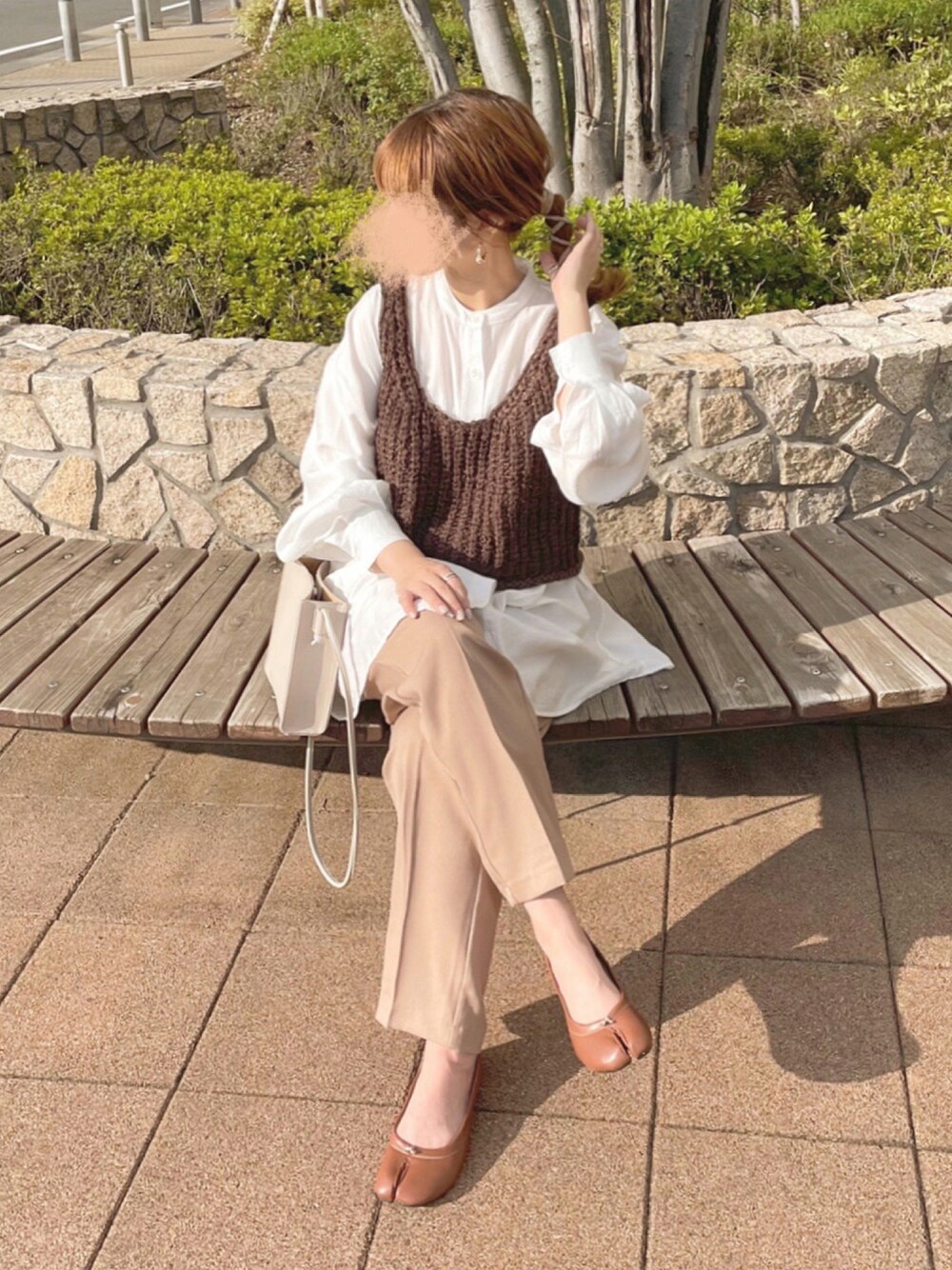 「秋コーデ、カジュアル、GRL、グレイル、韓国ファッション、chocomee、GU、ニットビスチェ、レイヤードスタイル、タビシューズ」｜「chocomeeのバンドカラーロングブラウス（シャツ/ブラウス、ホワイト系）」を使った、chocoさん（レディース・153cm）の秋コーディネートの1枚目の写真