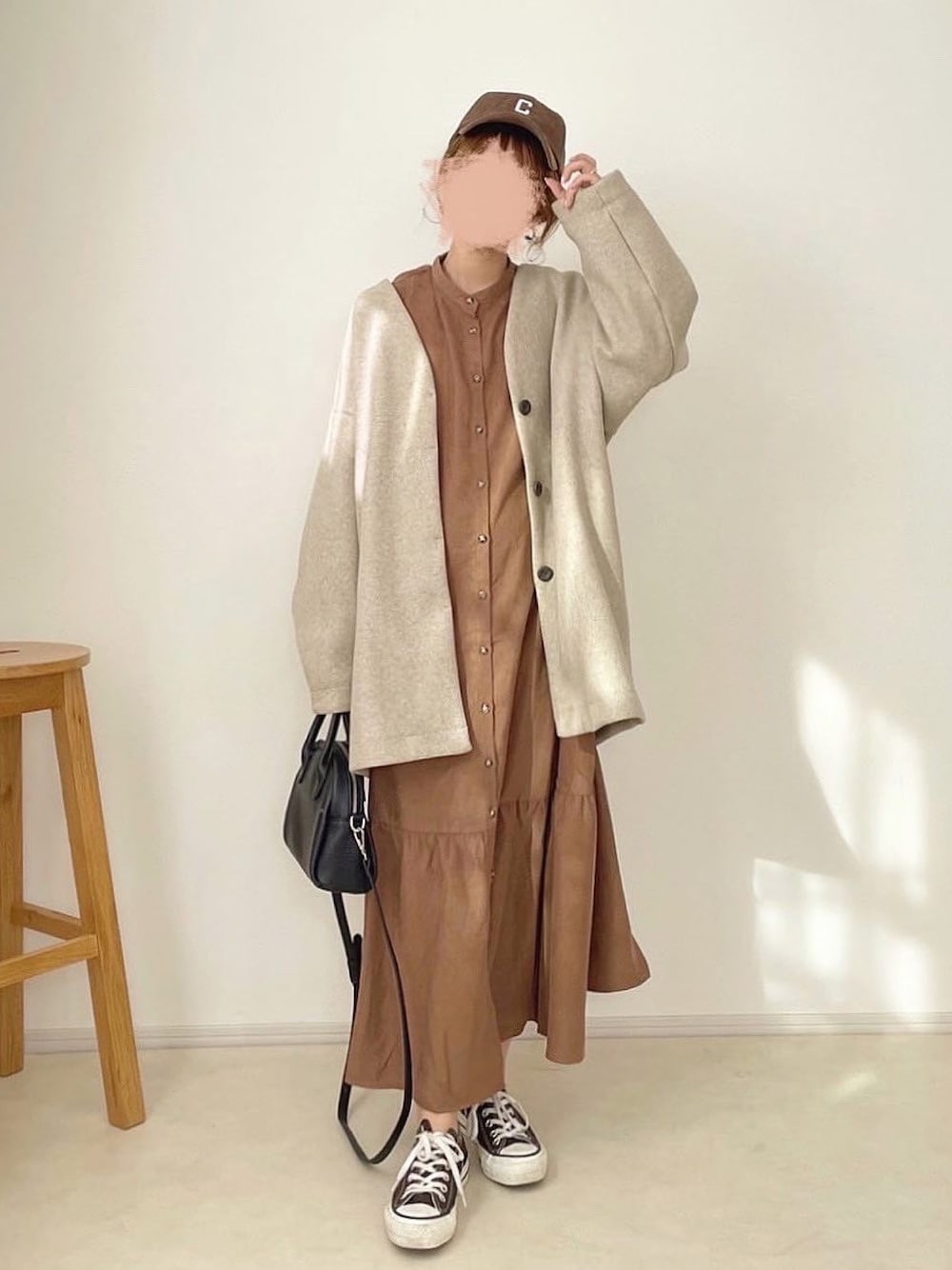 「キャップ、大人カジュアル、ブラウン、マタニティ、淡色コーデ、ティアードワンピース、マタニティコーデ、オトナ女子、chocomee、bonjour sagan」｜「Bonjour Saganの【2021-2022 A/W】前後2way バンドカラーティアードワンピース（シャツワンピース、ブラウン系）」を使った、chocoさん（レディース・153cm）の秋コーディネートの1枚目の写真