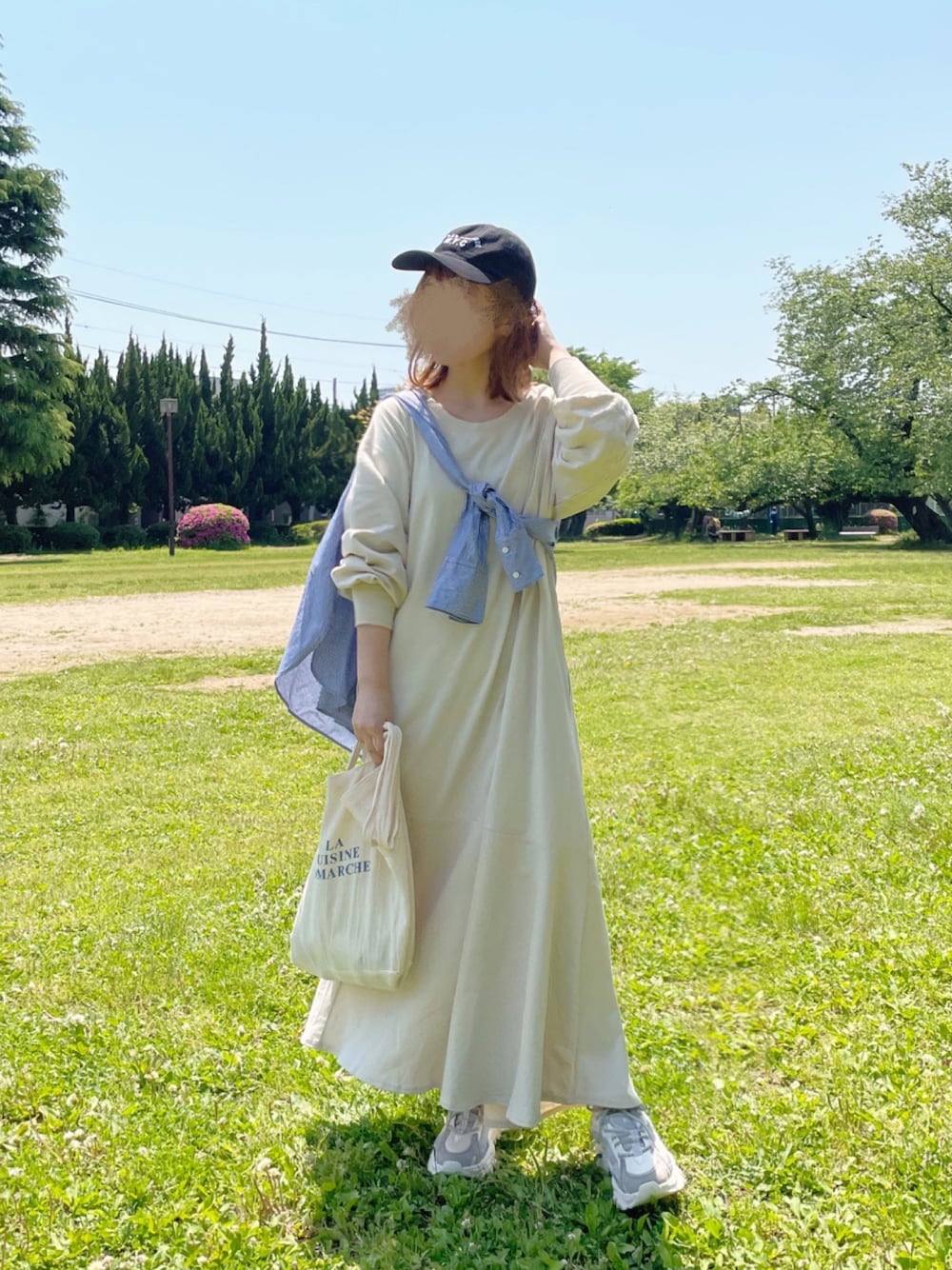 「春コーデ、大人カジュアル、着回しコーデ、Kastane、マーメイドワンピース、カジュアルコーデ、低身長コーデ、淡色コーデ、淡色女子」｜「Kastaneの【新色追加】カットティアードマキシワンピース（ワンピース、ホワイト系）」を使った、chocoさん（レディース・153cm）の春コーディネートの1枚目の写真