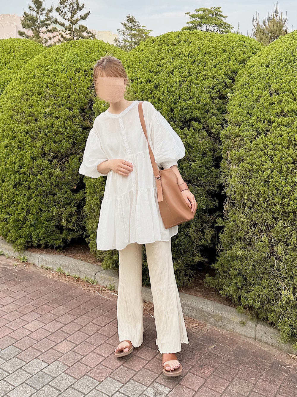 「夏コーデ、低身長女子、オトナカワイイ、classicalelf、プチプラ、淡色コーデ、淡色女子、ティアードブラウス」｜「classicalelfのふわり、風をまとう。3wayバルーンスリーブティアードブラウス（シャツ/ブラウス、ホワイト系）」を使った、chocoさん（レディース・153cm）の春コーディネートの1枚目の写真
