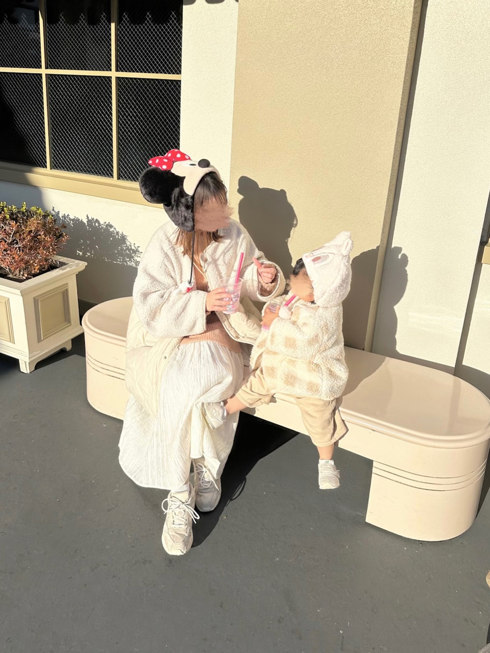「大人女子、カジュアルコーデ、カラーコーデ、ディズニーコーデ、ママコーデ、低身長コーデ」｜「LOWRYS FARMの２ＷＡＹモヘヤリボンカーディガンＬＳ　980325（ニット/セーター、ピンク系）」を使った、chocoさん（レディース・153cm）の冬コーディネートの1枚目の写真